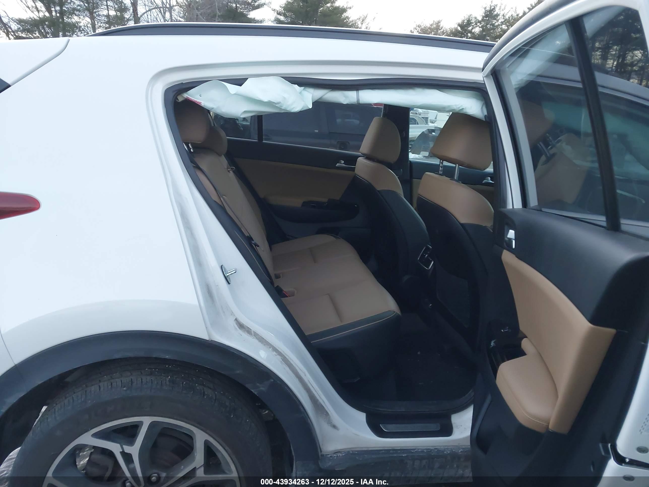 KIA SPORTAGE image 8