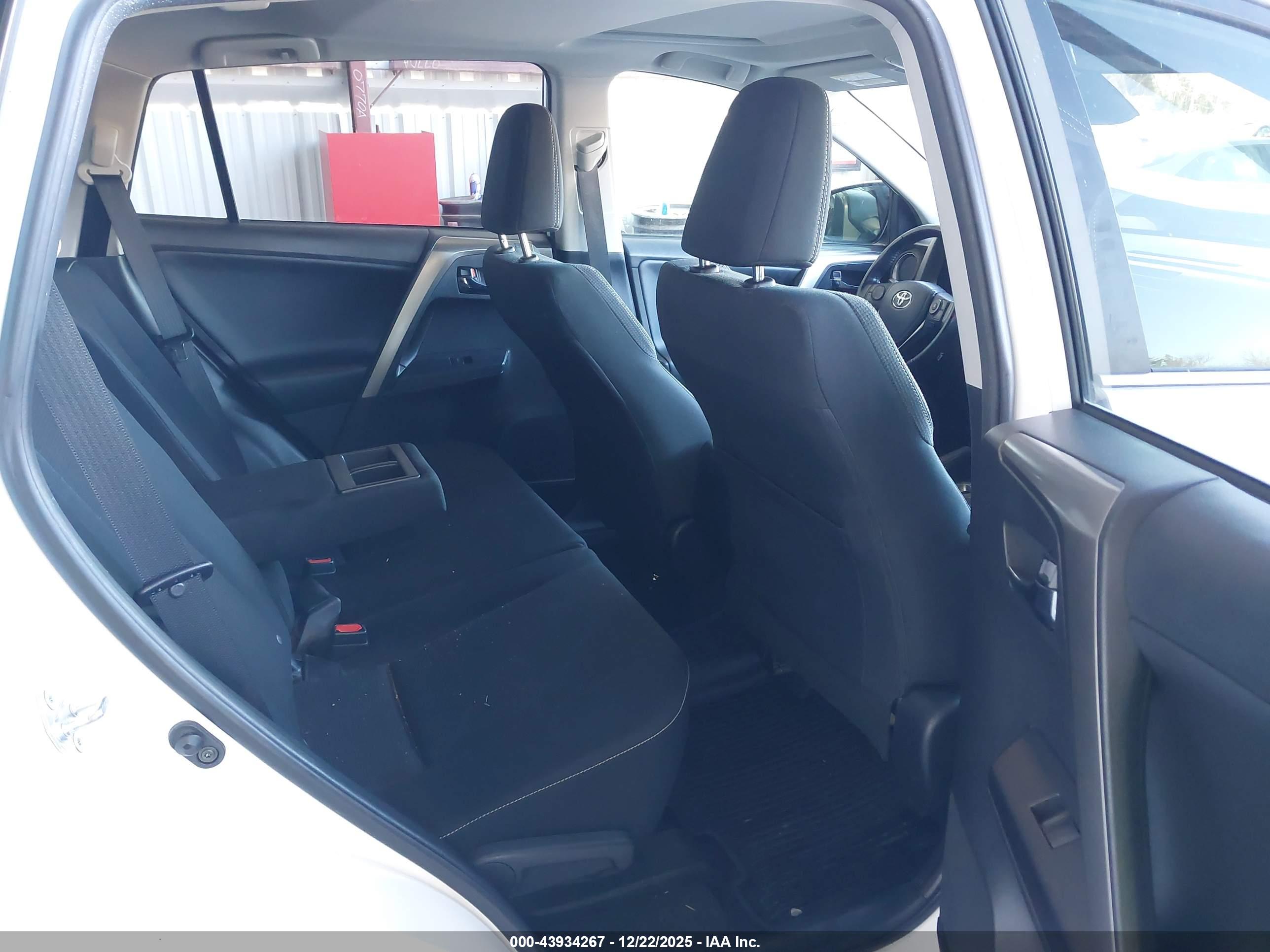 TOYOTA RAV4 image 8