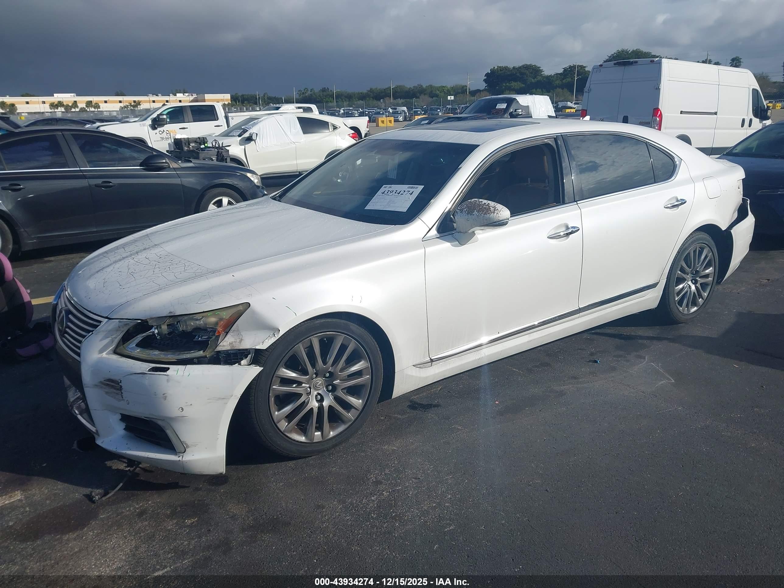 LEXUS LS image 2
