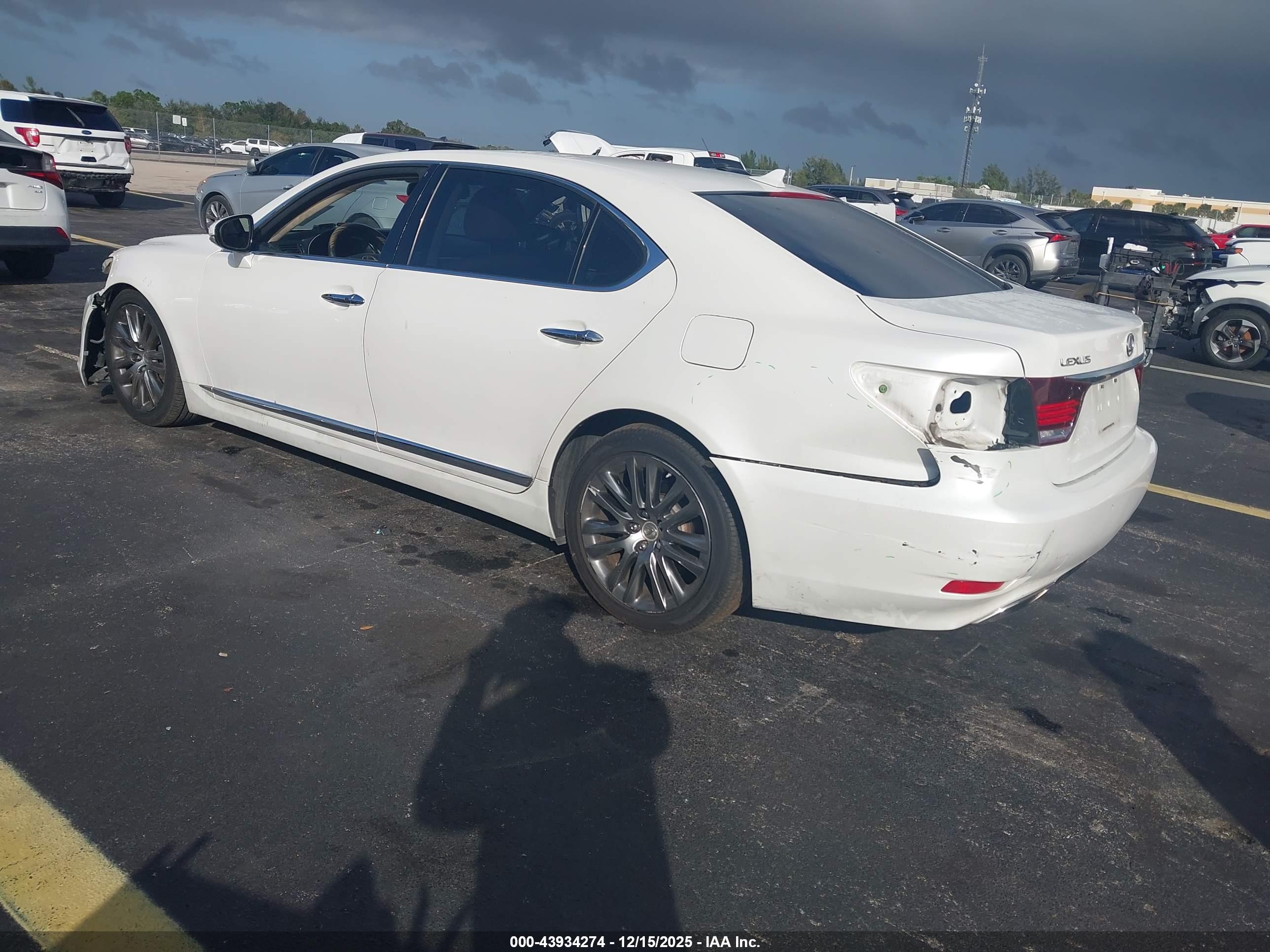LEXUS LS image 3