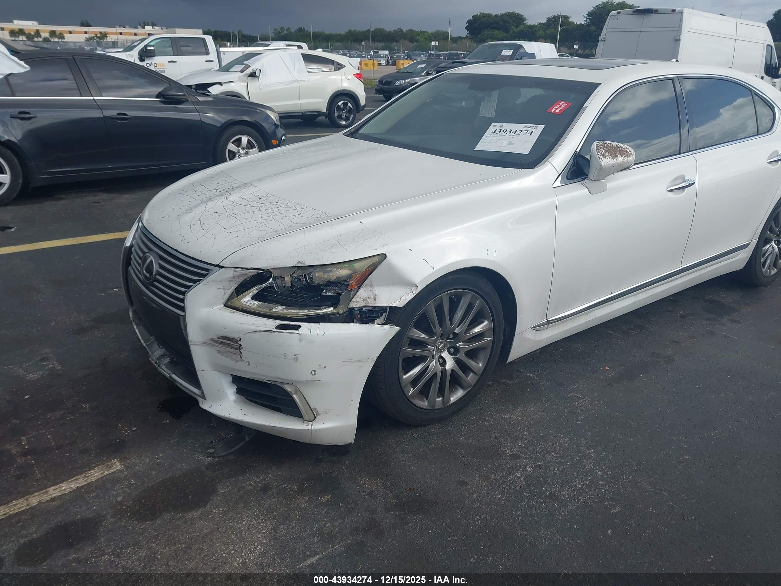 LEXUS LS image 6