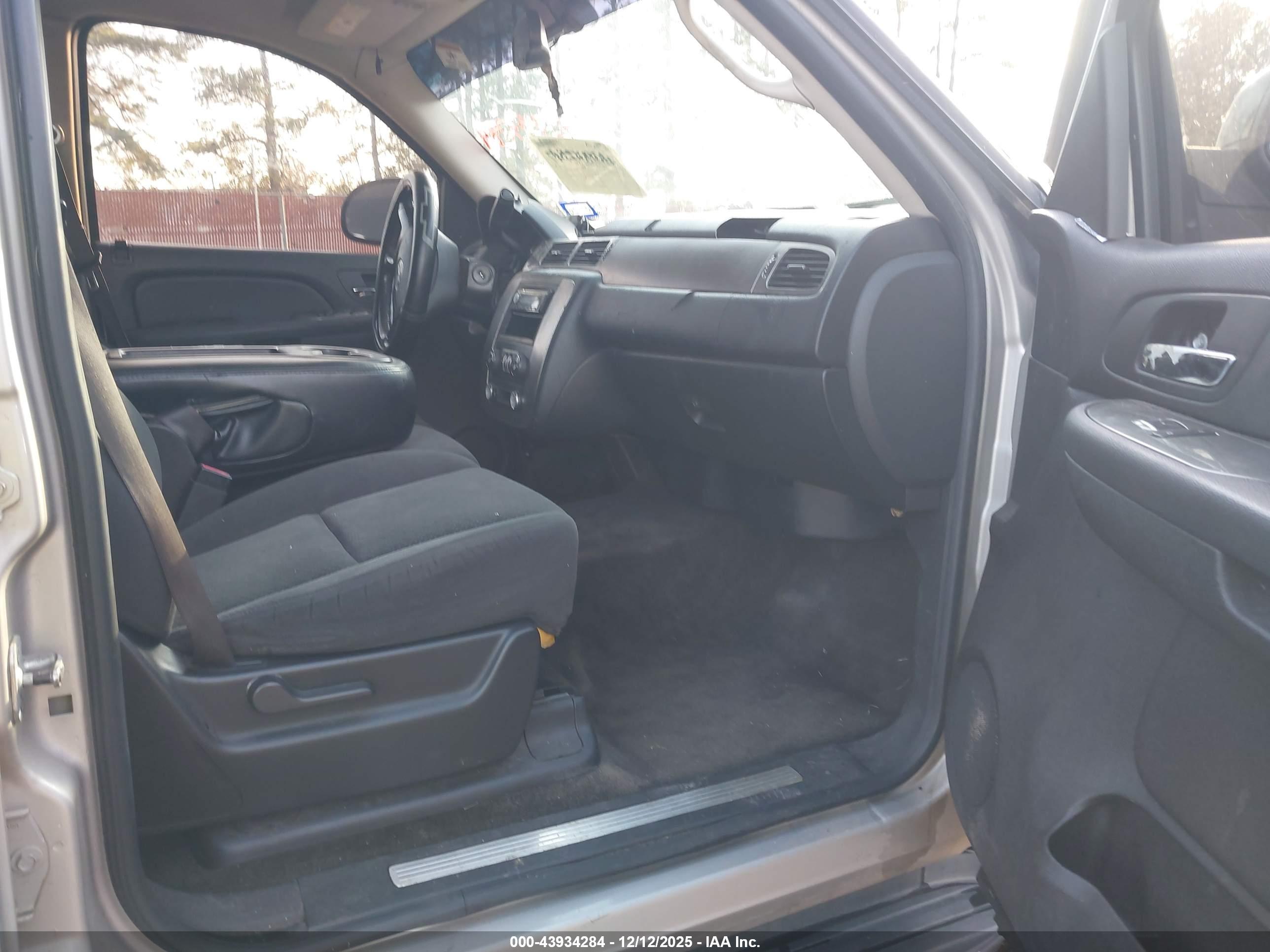 CHEVROLET TAHOE image 5