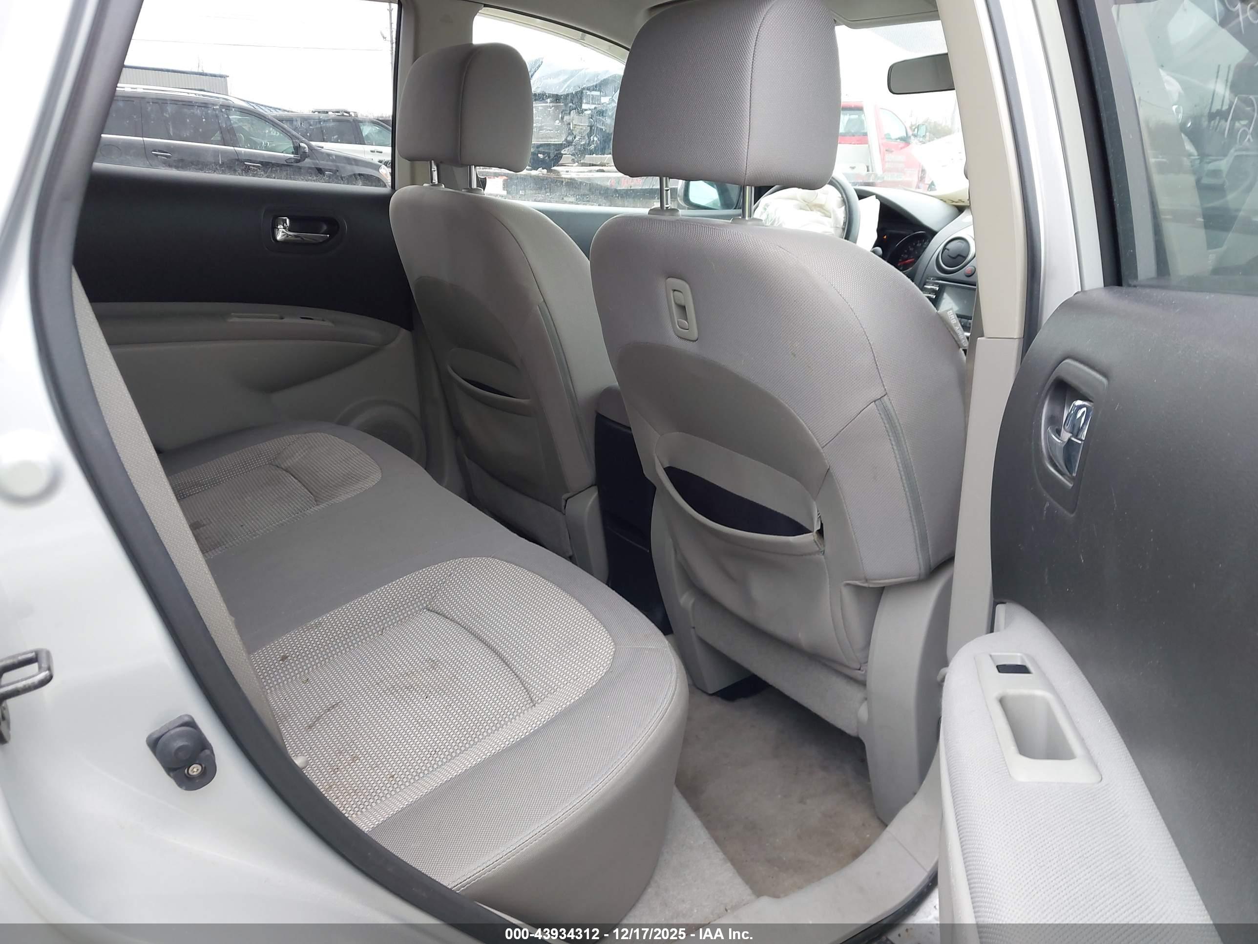 NISSAN ROGUE image 8
