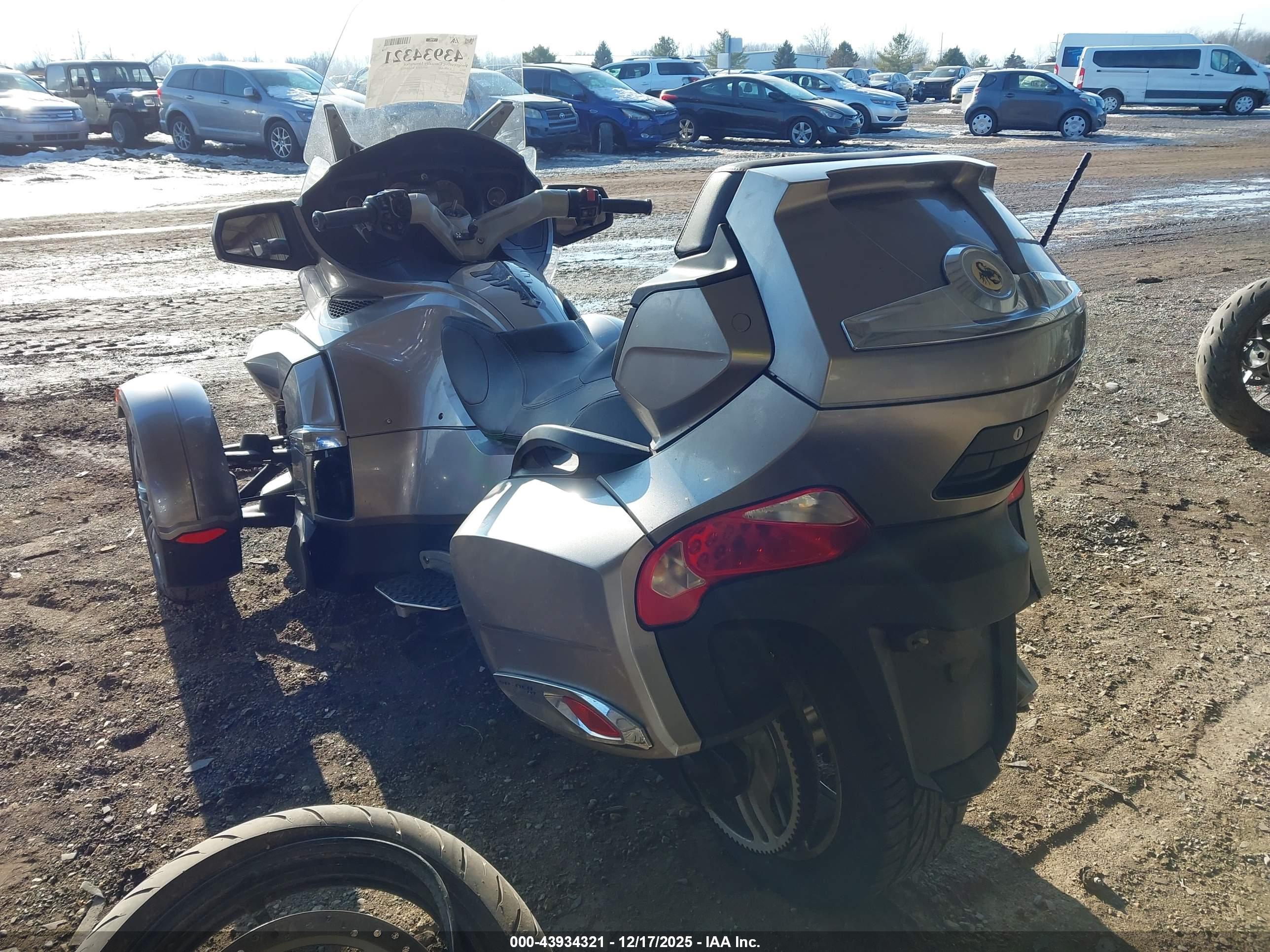CAN-AM SPYDER image 3