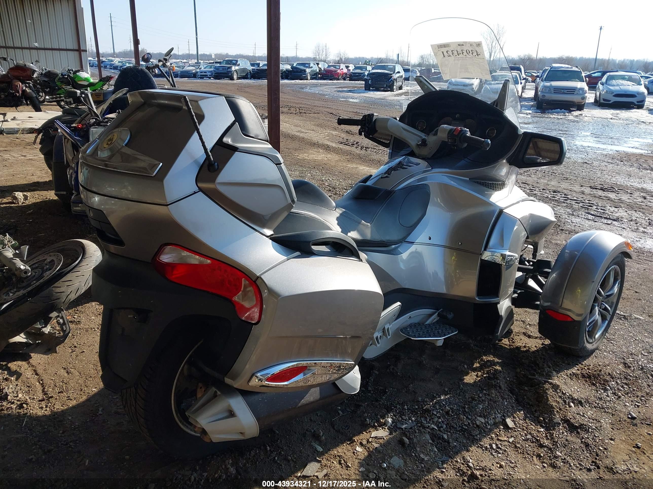 CAN-AM SPYDER image 4