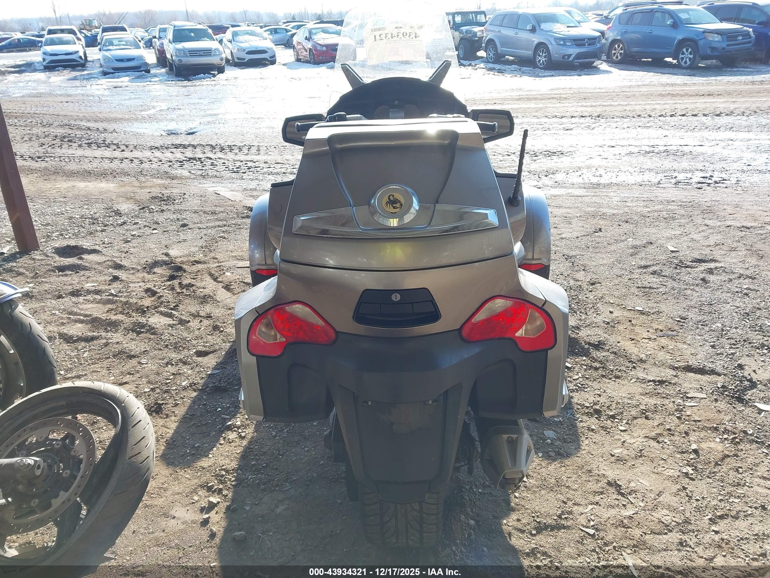 CAN-AM SPYDER image 6