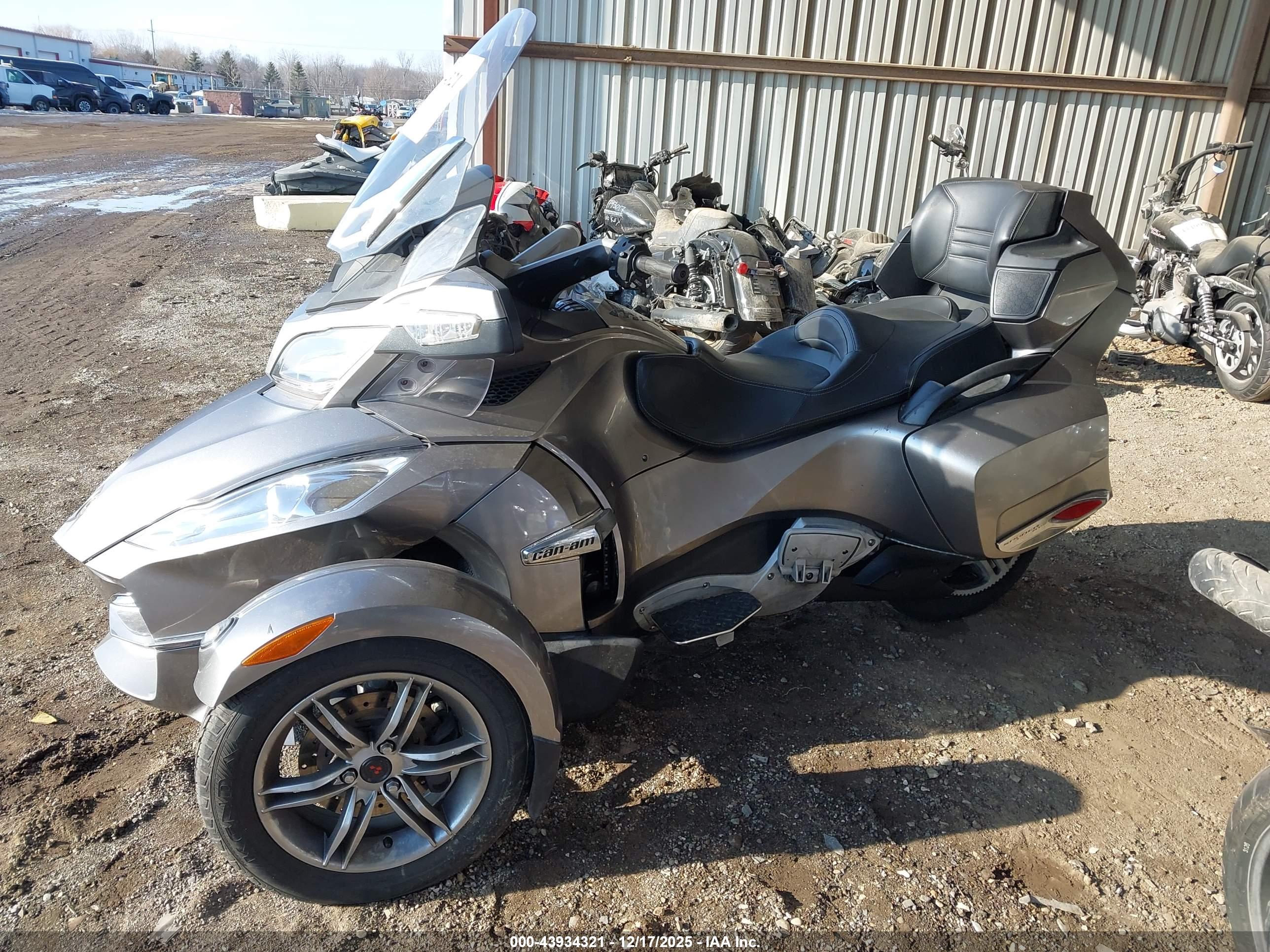 CAN-AM SPYDER image 9