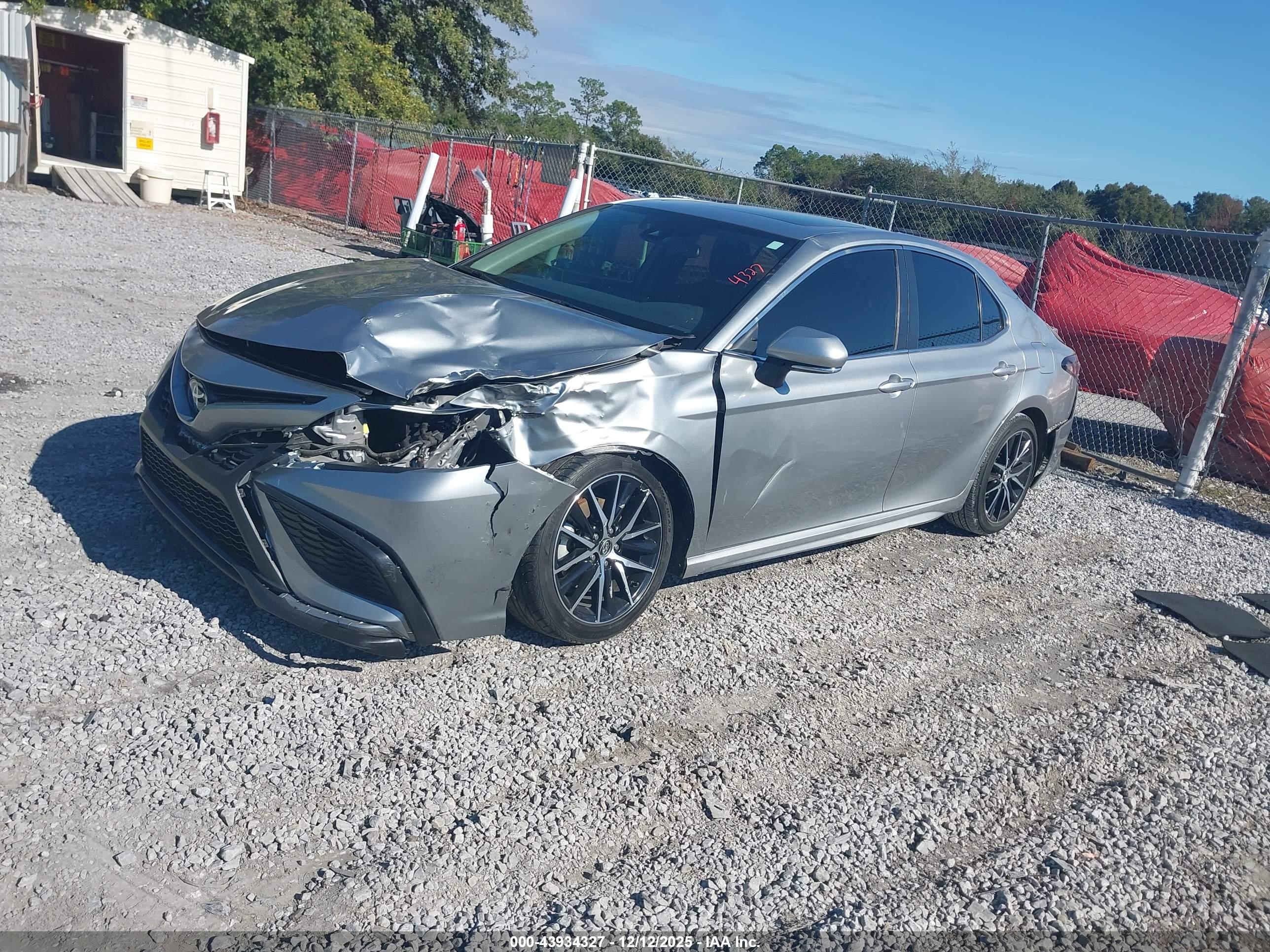 TOYOTA CAMRY image 2