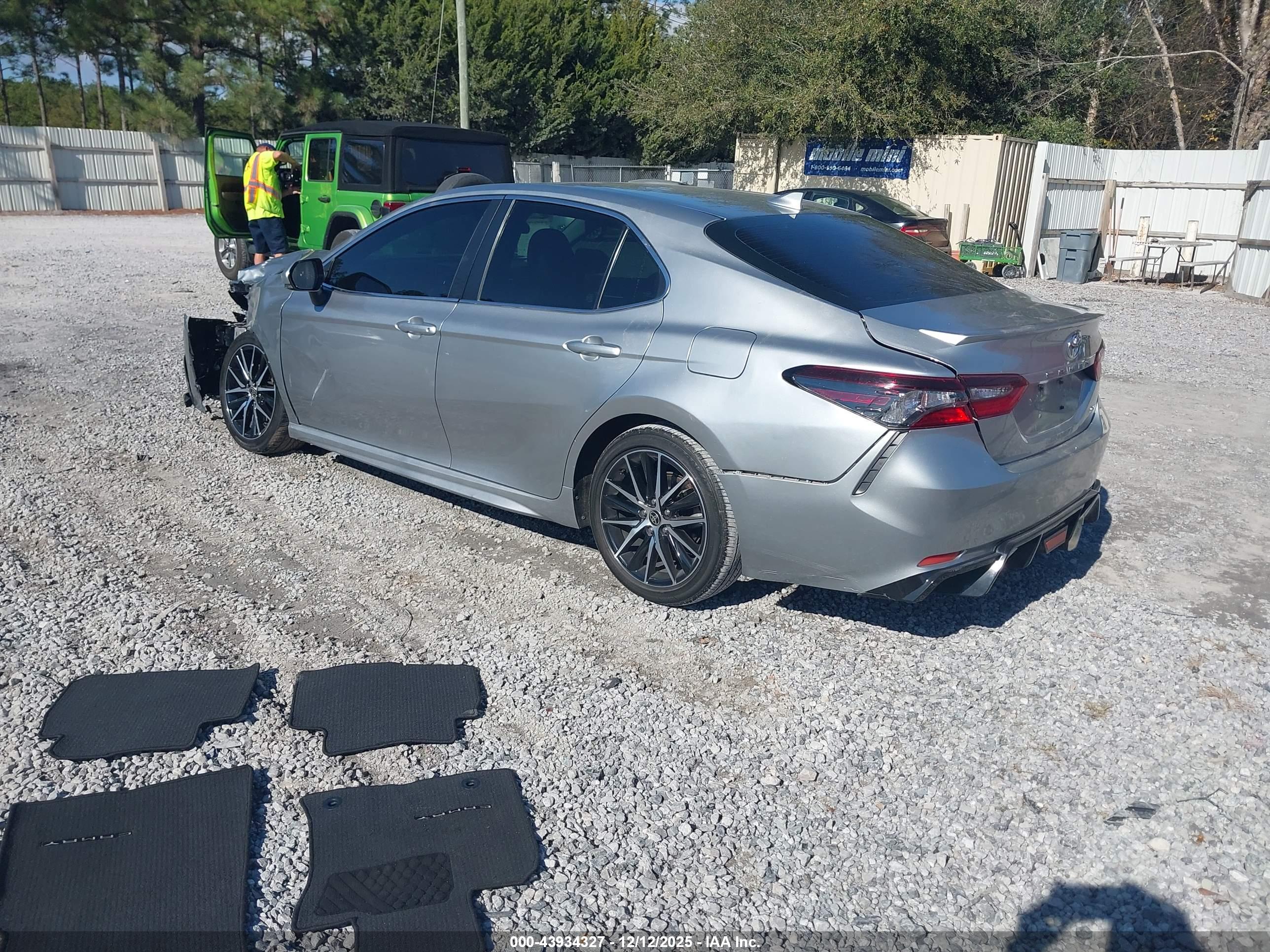 TOYOTA CAMRY image 3