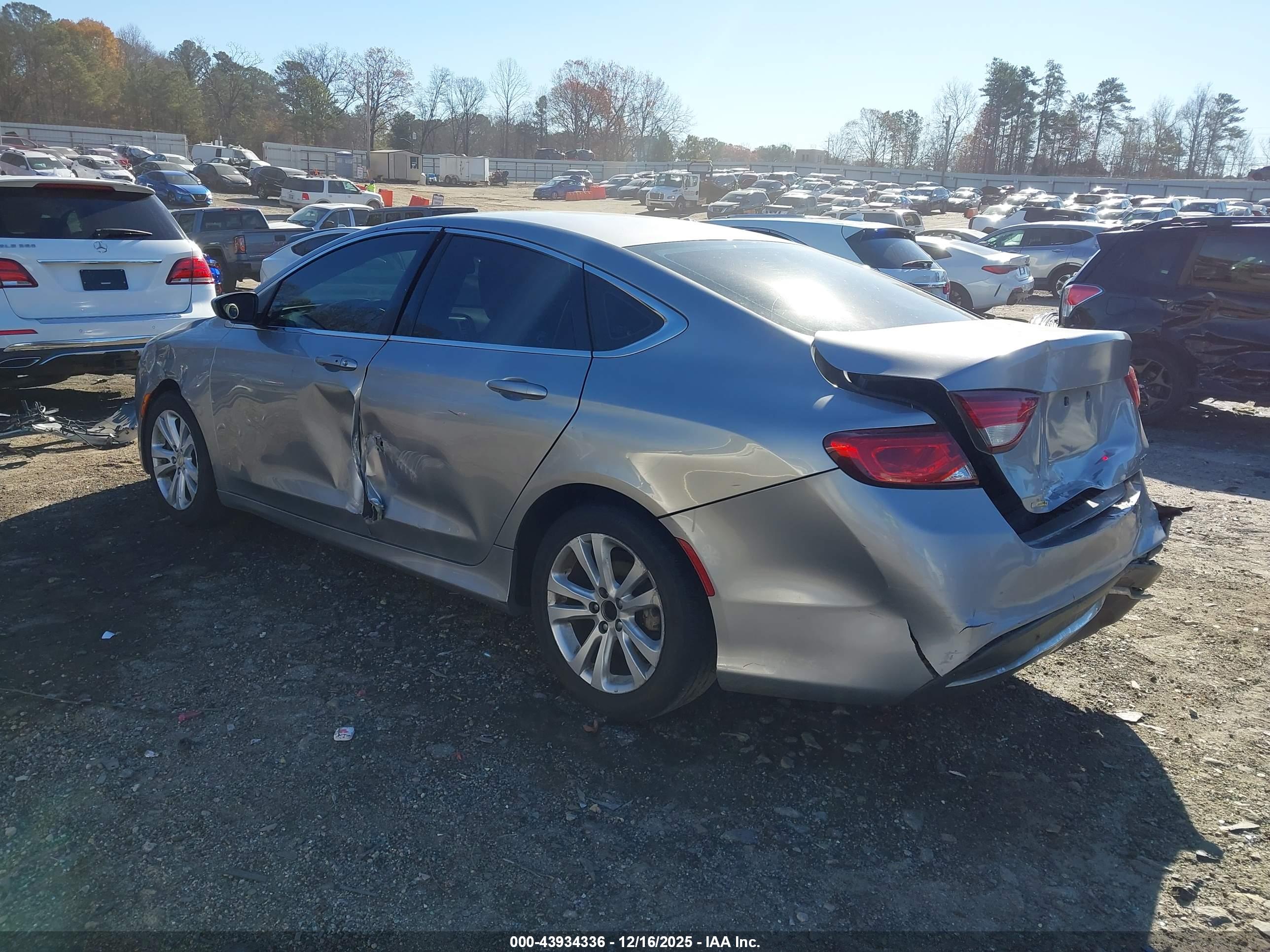 CHRYSLER 200 image 3