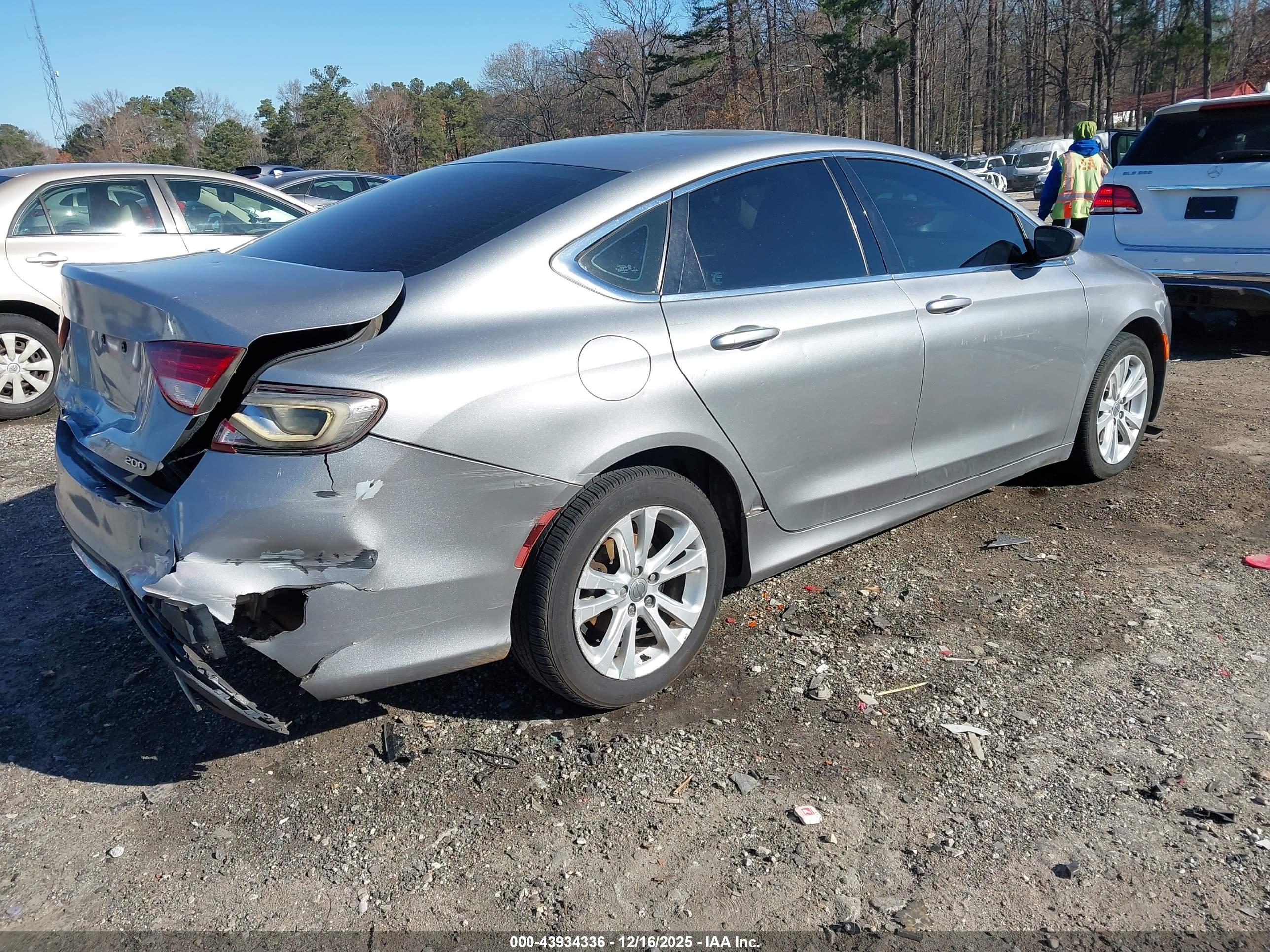 CHRYSLER 200 image 4