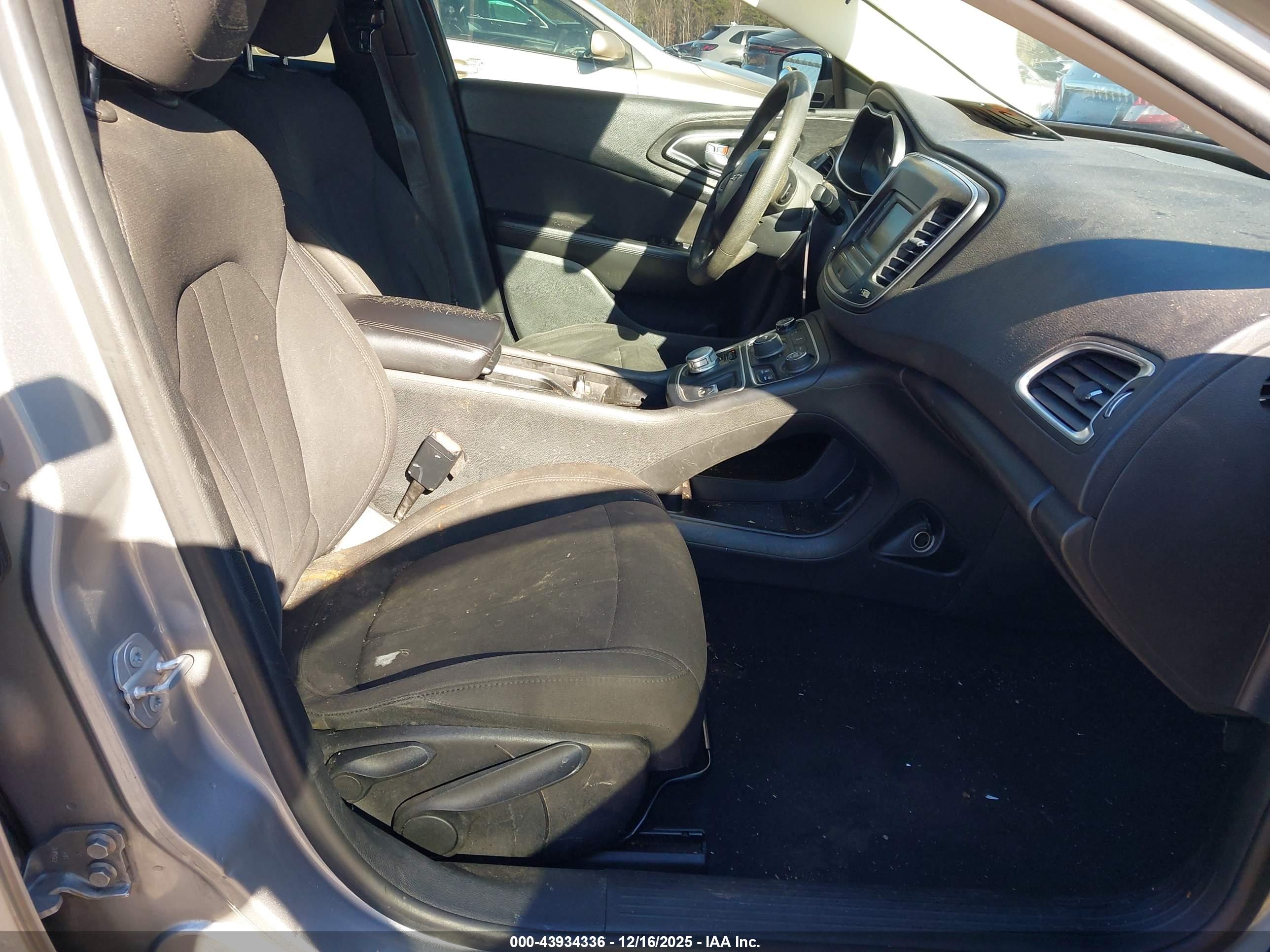 CHRYSLER 200 image 5