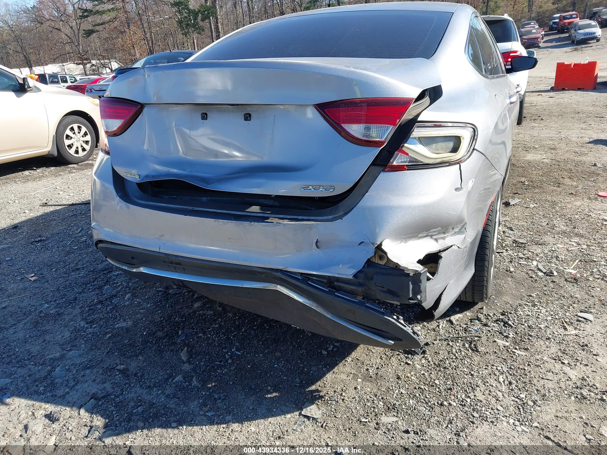 CHRYSLER 200 image 6