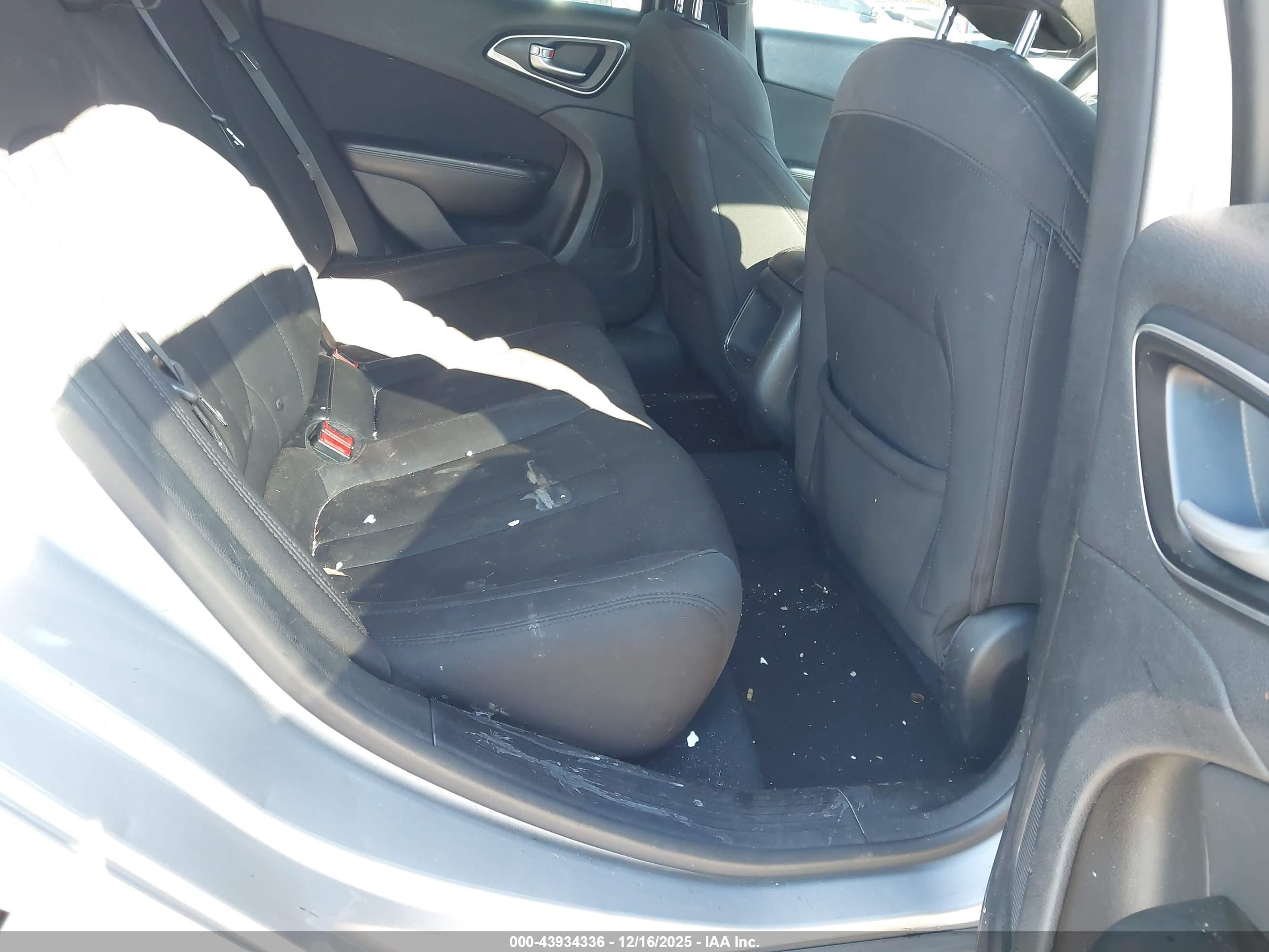 CHRYSLER 200 image 8