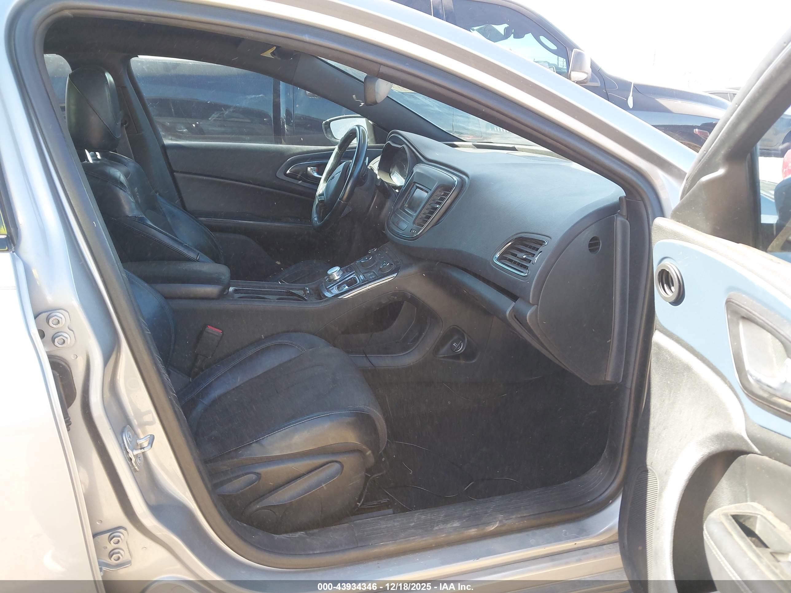 CHRYSLER 200 image 5
