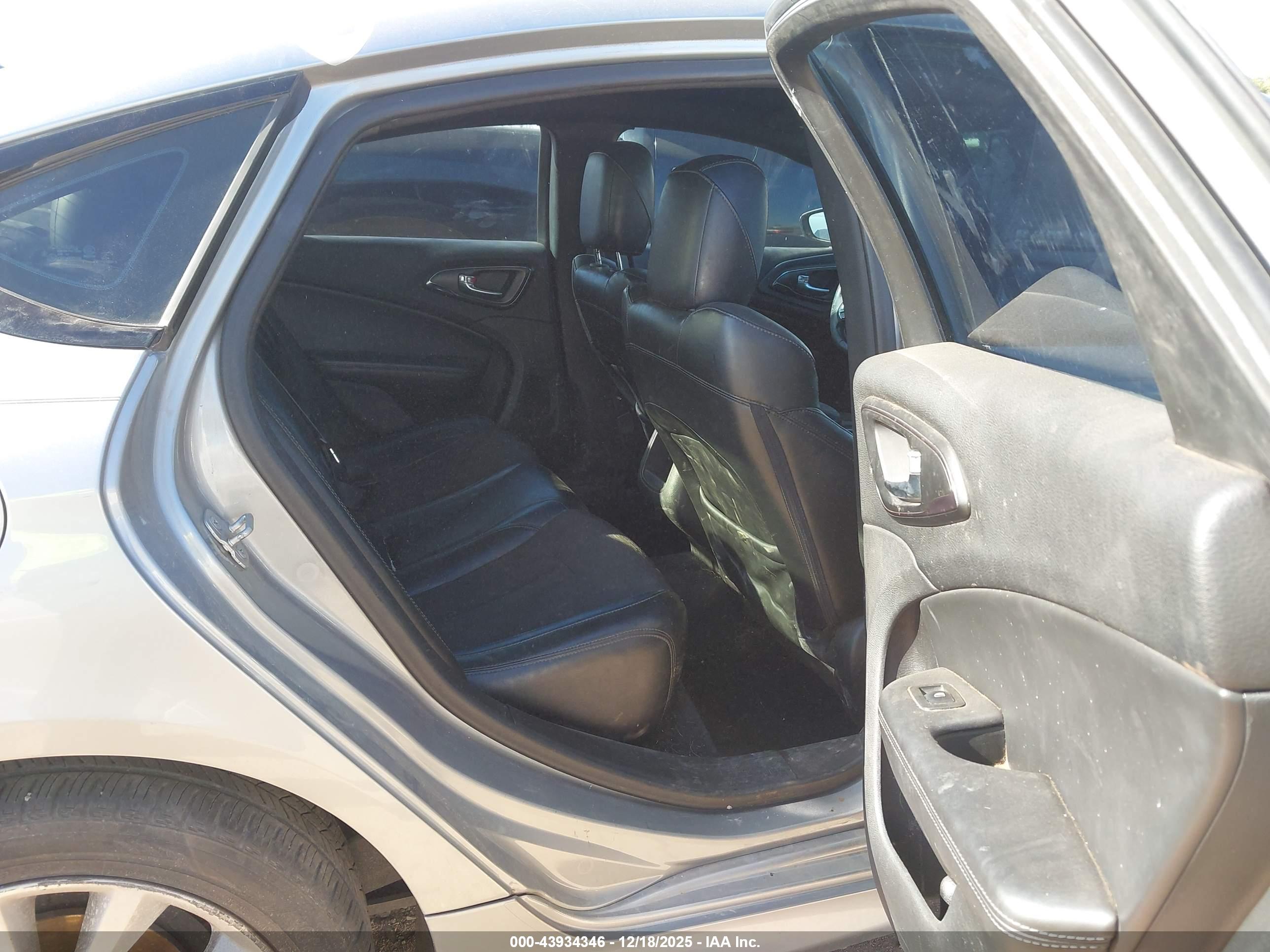 CHRYSLER 200 image 8