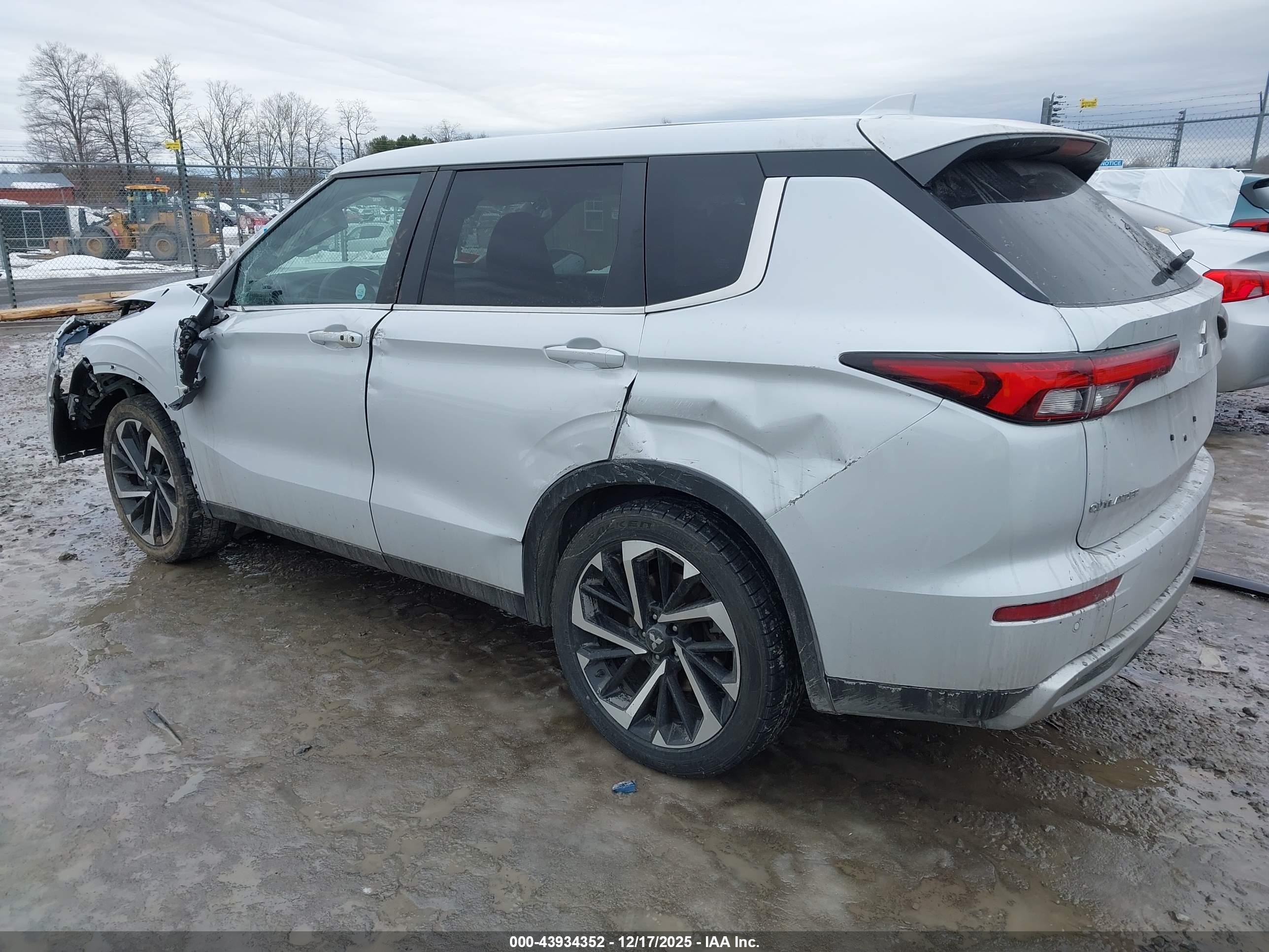 MITSUBISHI OUTLANDER image 3