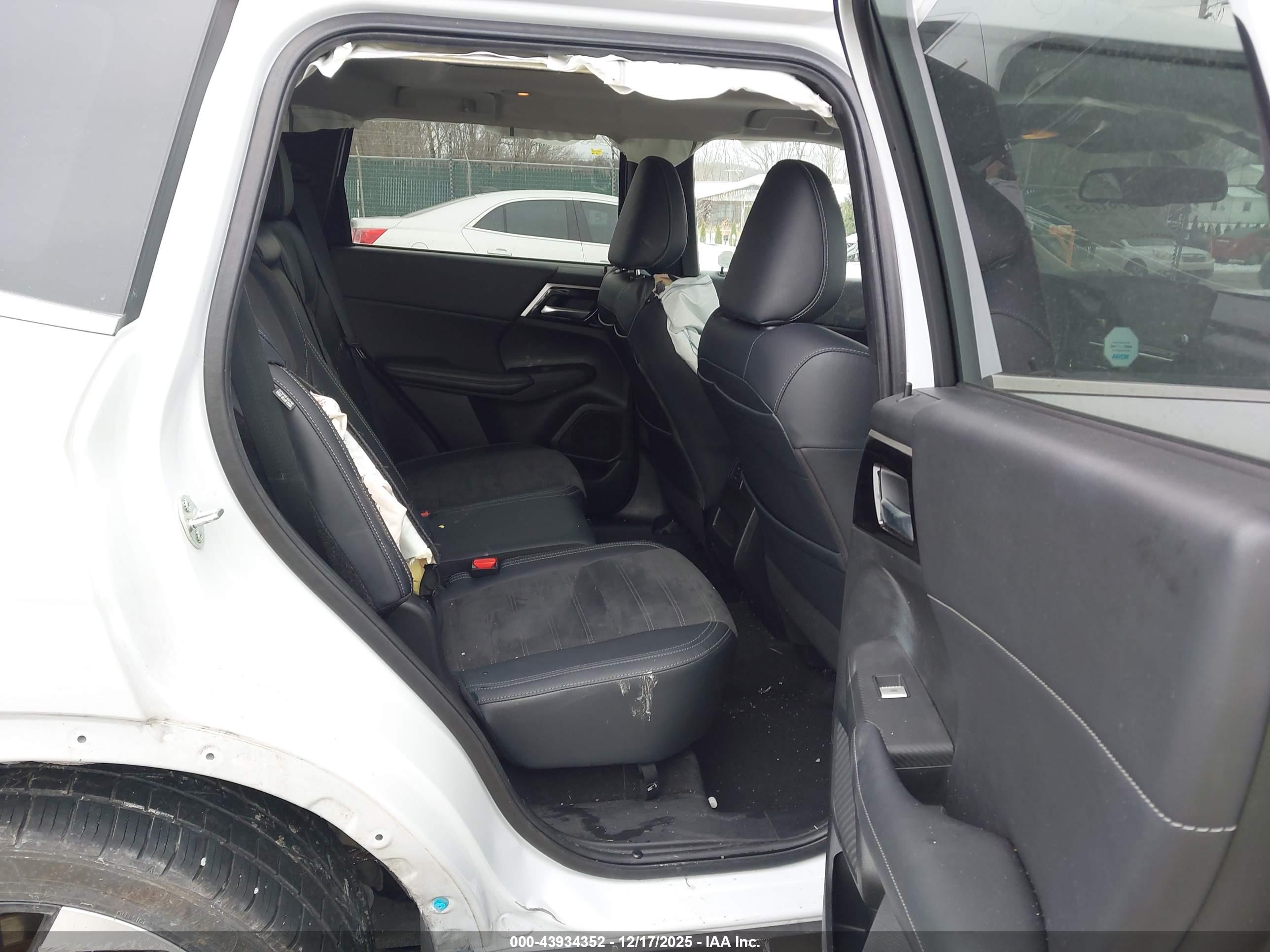 MITSUBISHI OUTLANDER image 8
