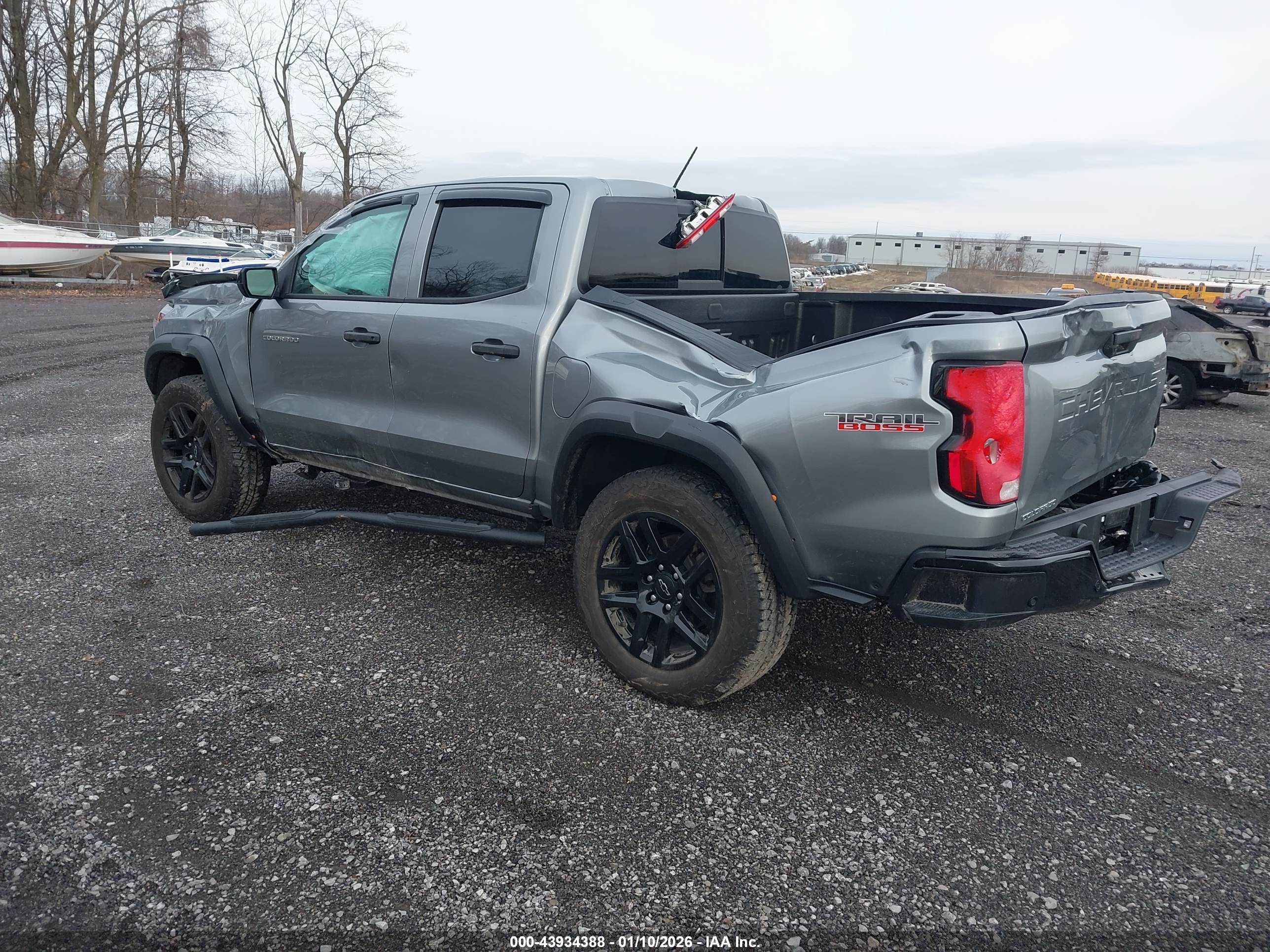 CHEVROLET COLORADO image 3
