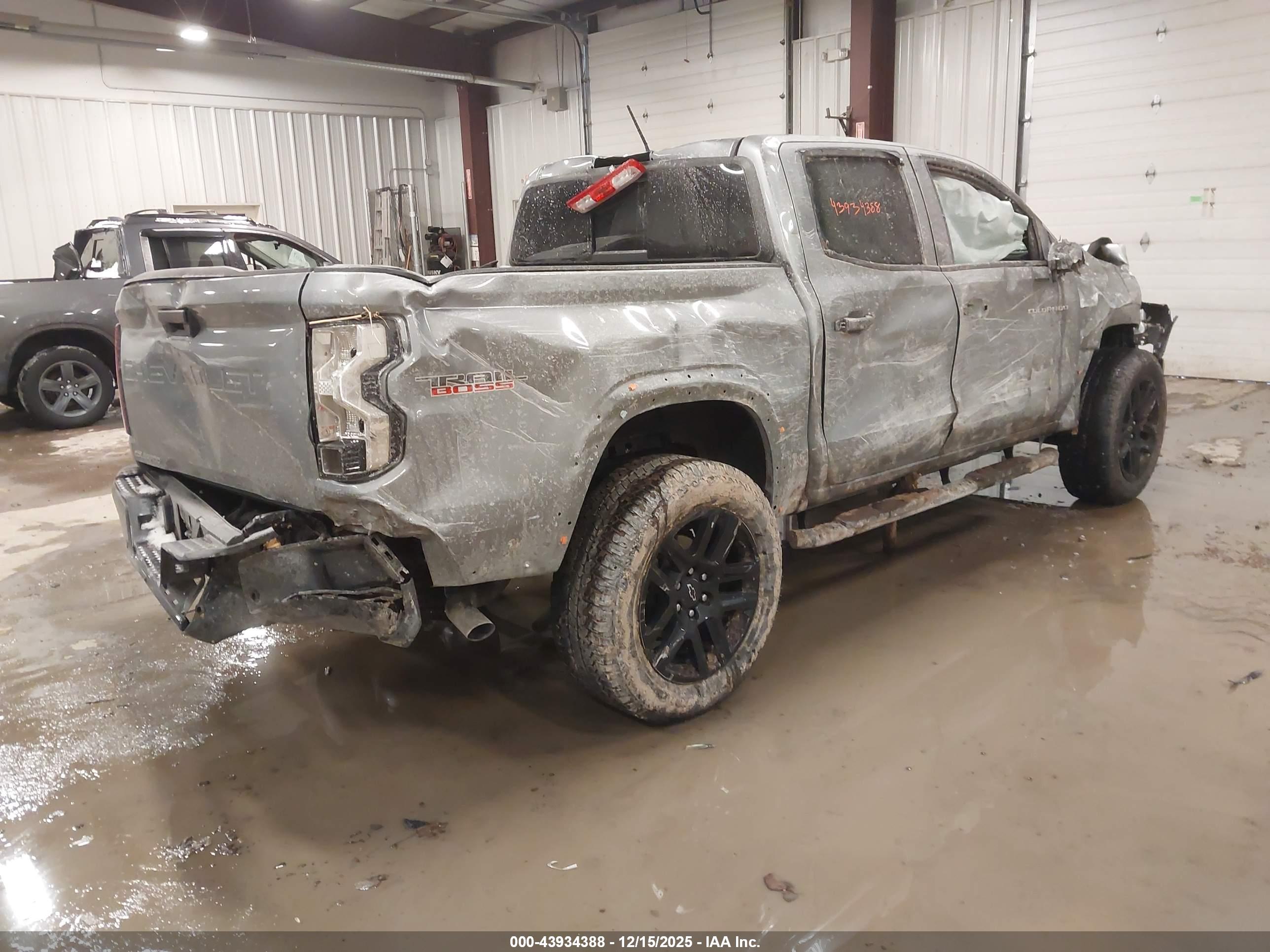 CHEVROLET COLORADO image 4