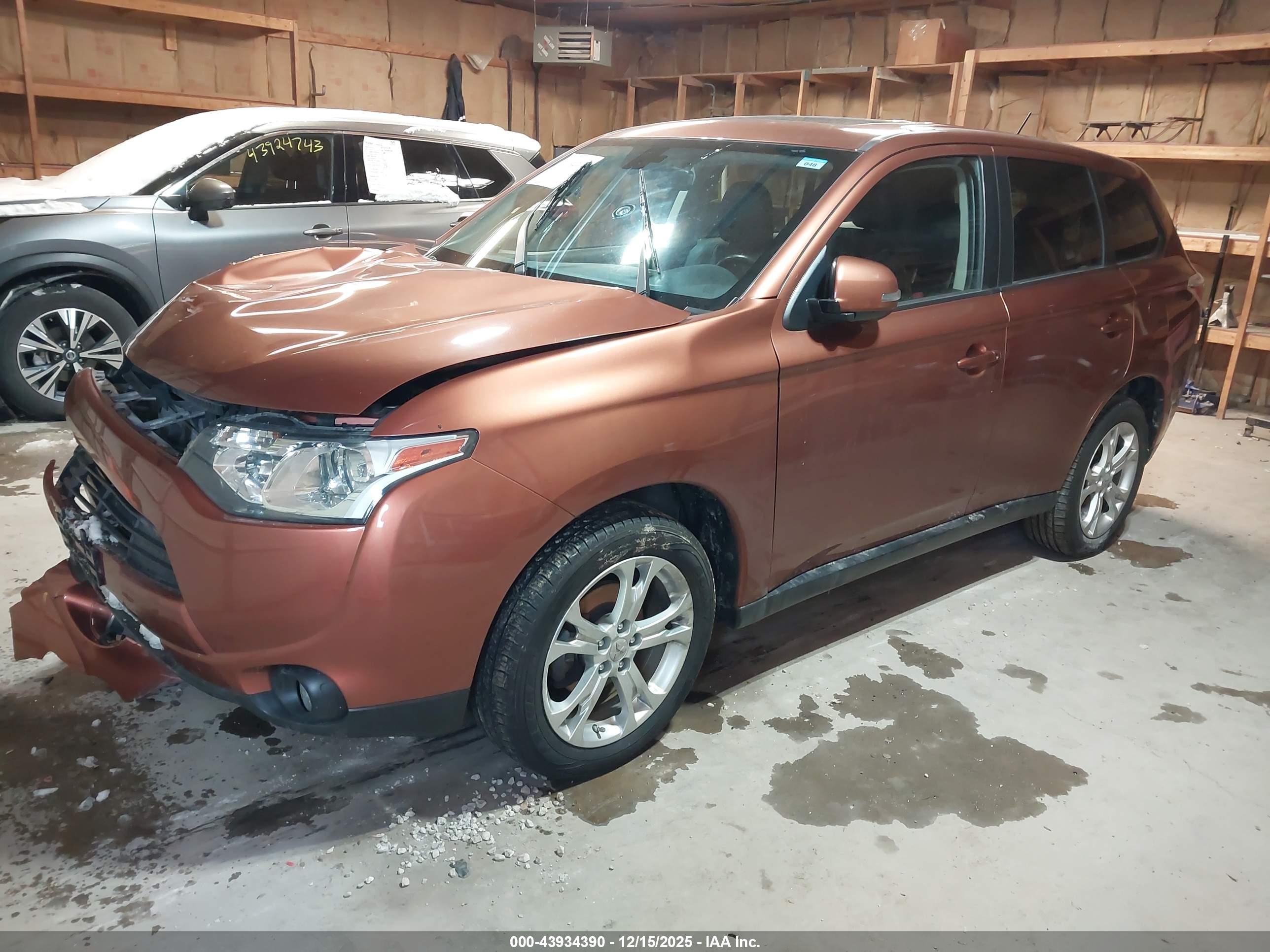MITSUBISHI OUTLANDER image 2