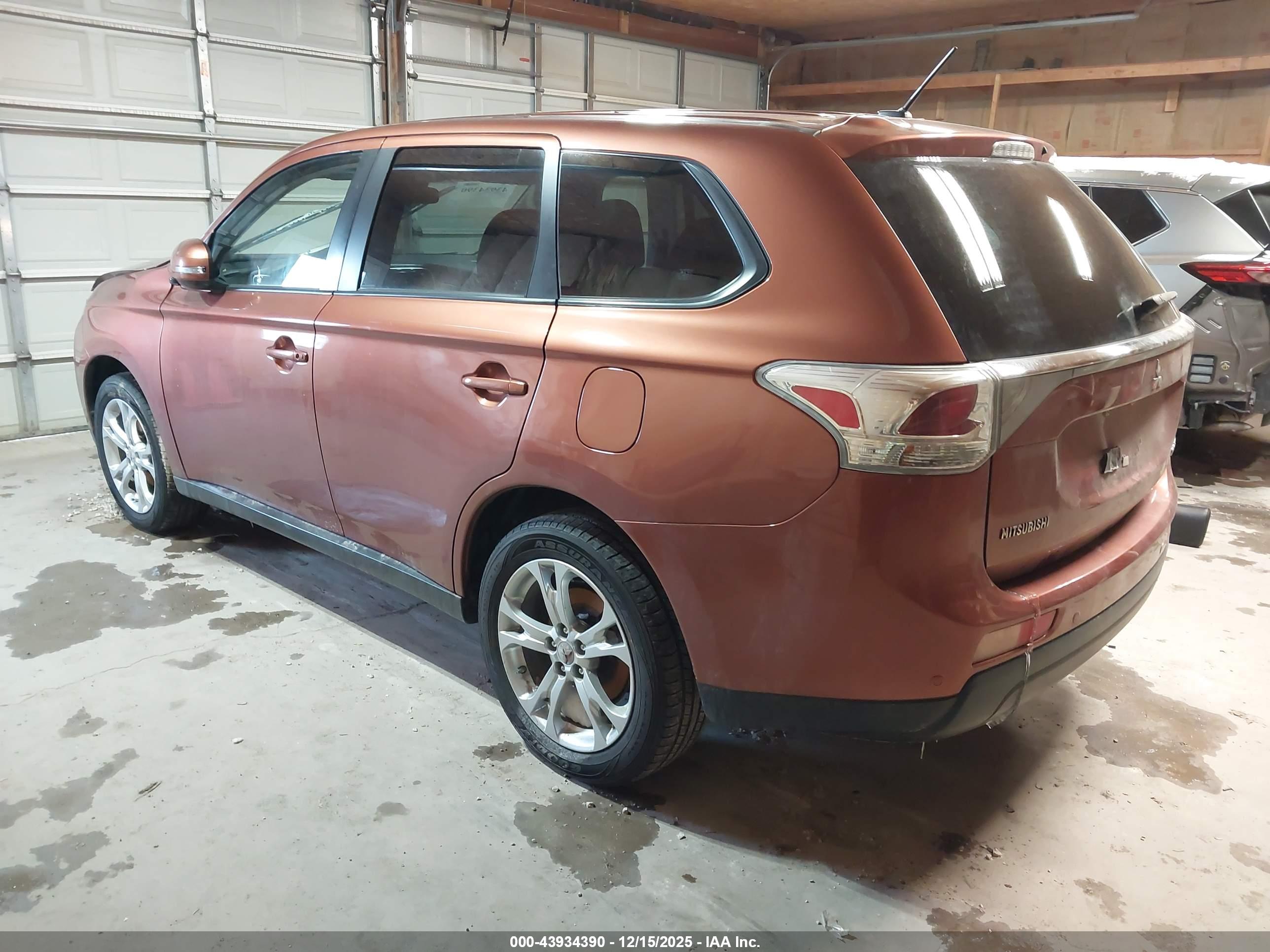 MITSUBISHI OUTLANDER image 3