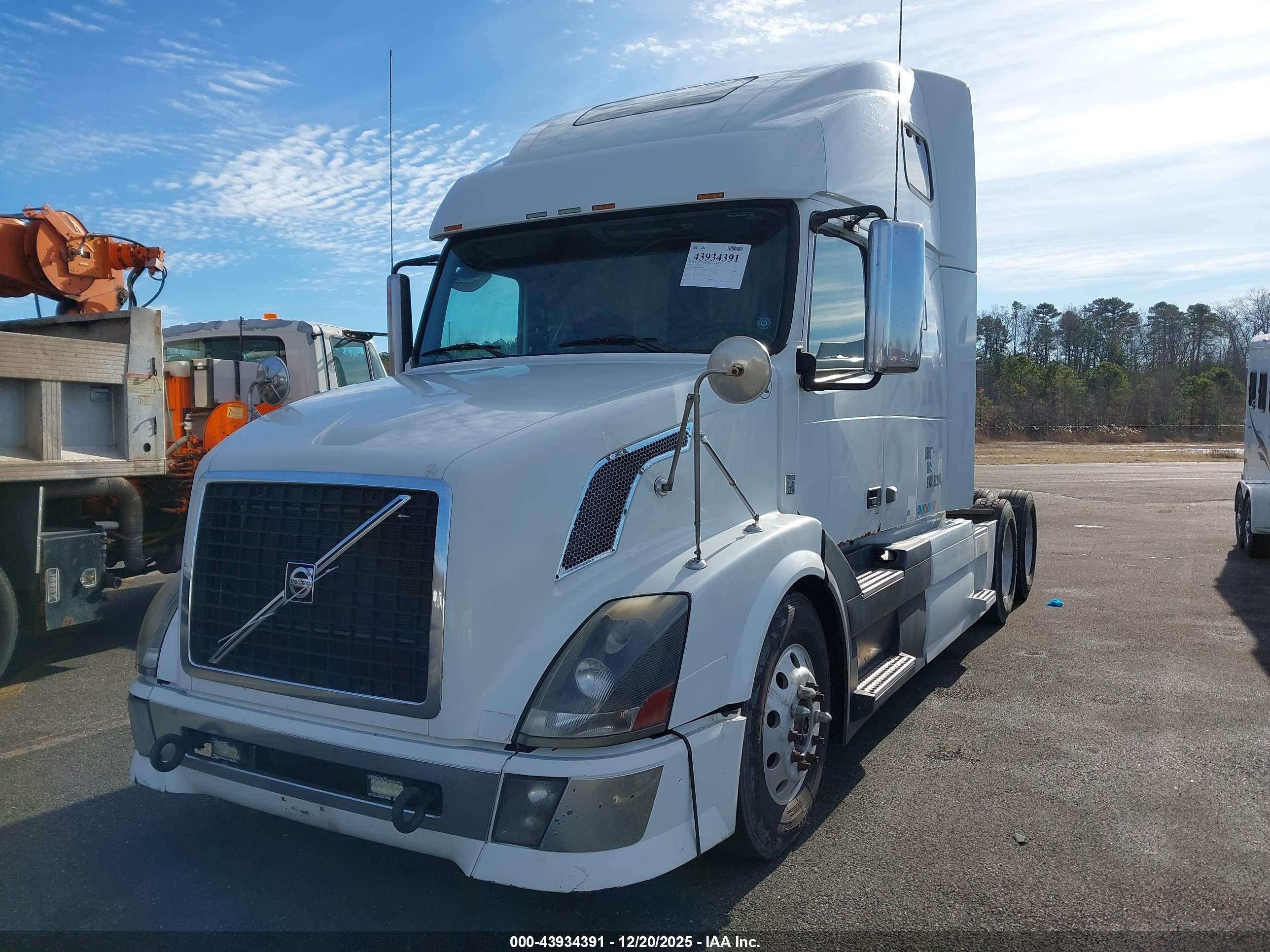 VOLVO VN image 2