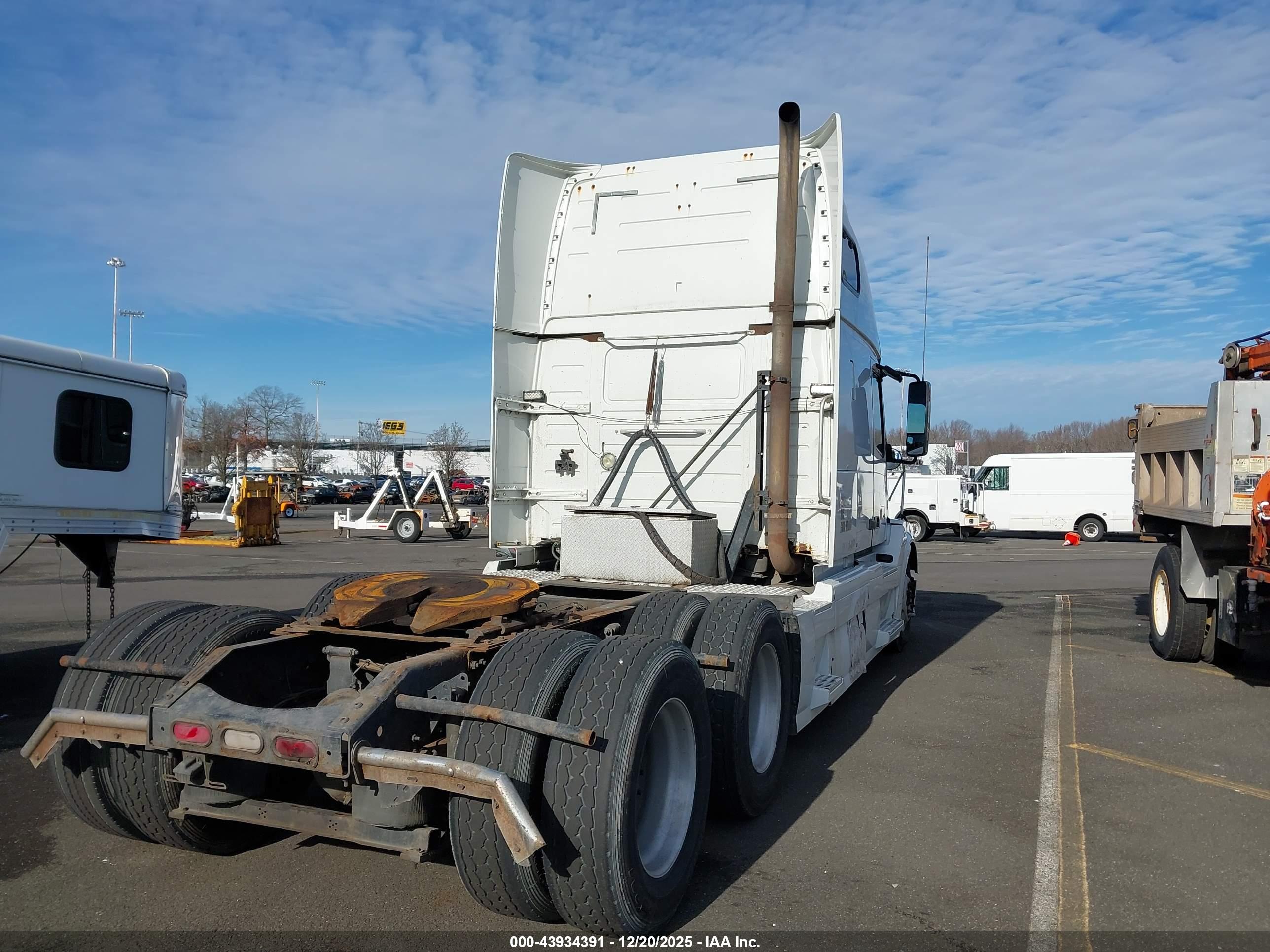 VOLVO VN image 4