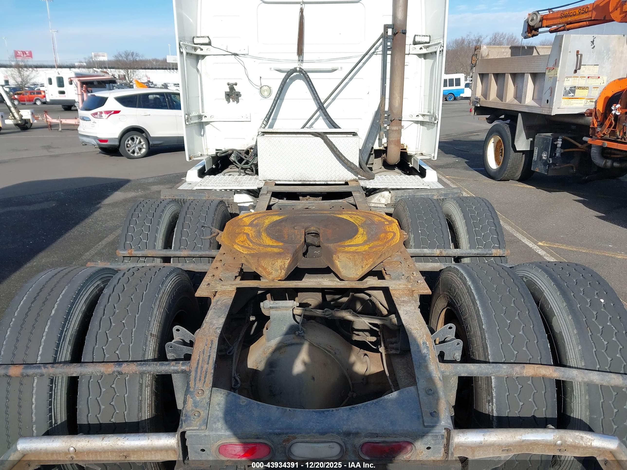 VOLVO VN image 7