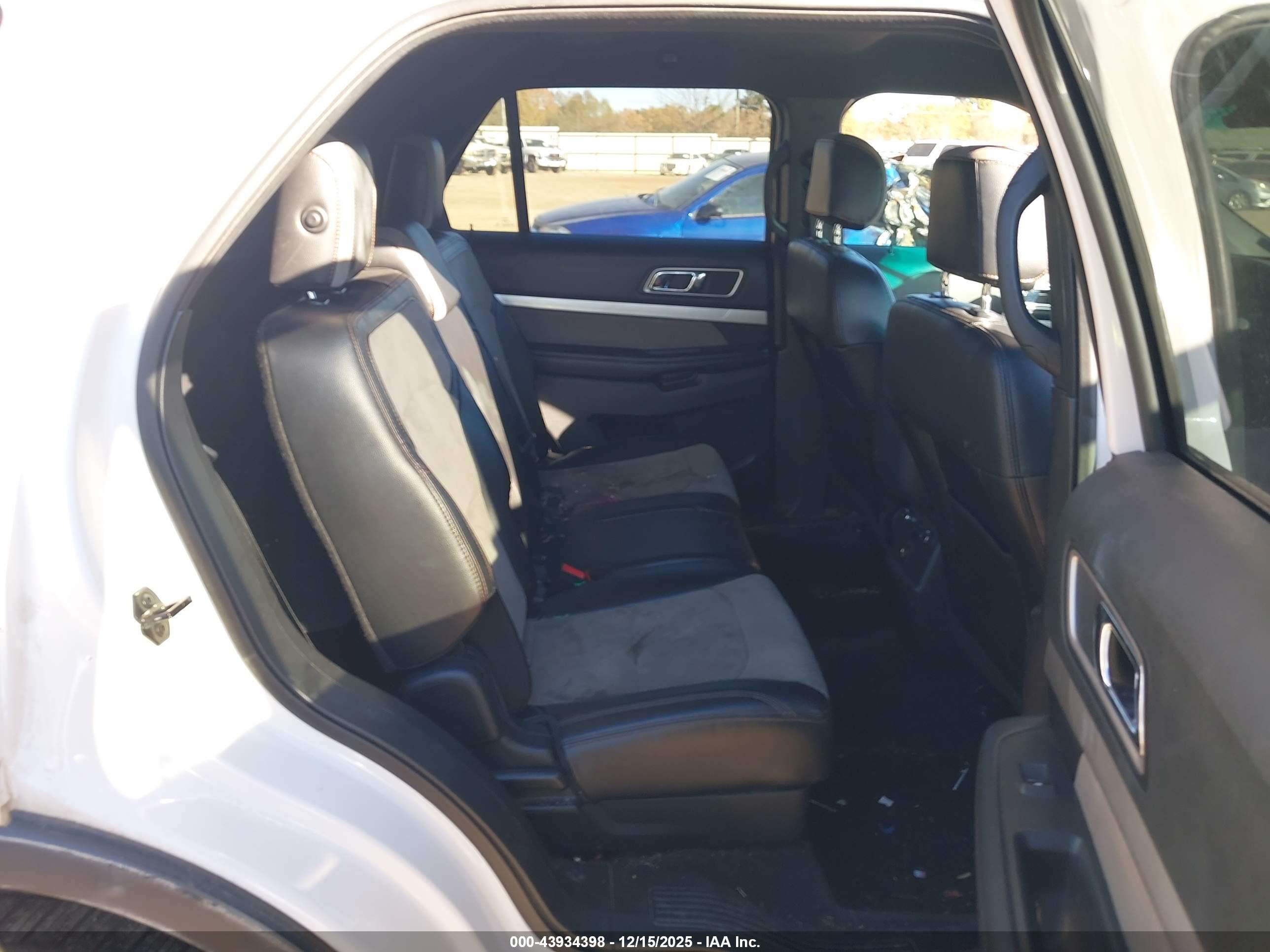 FORD EXPLORER image 8
