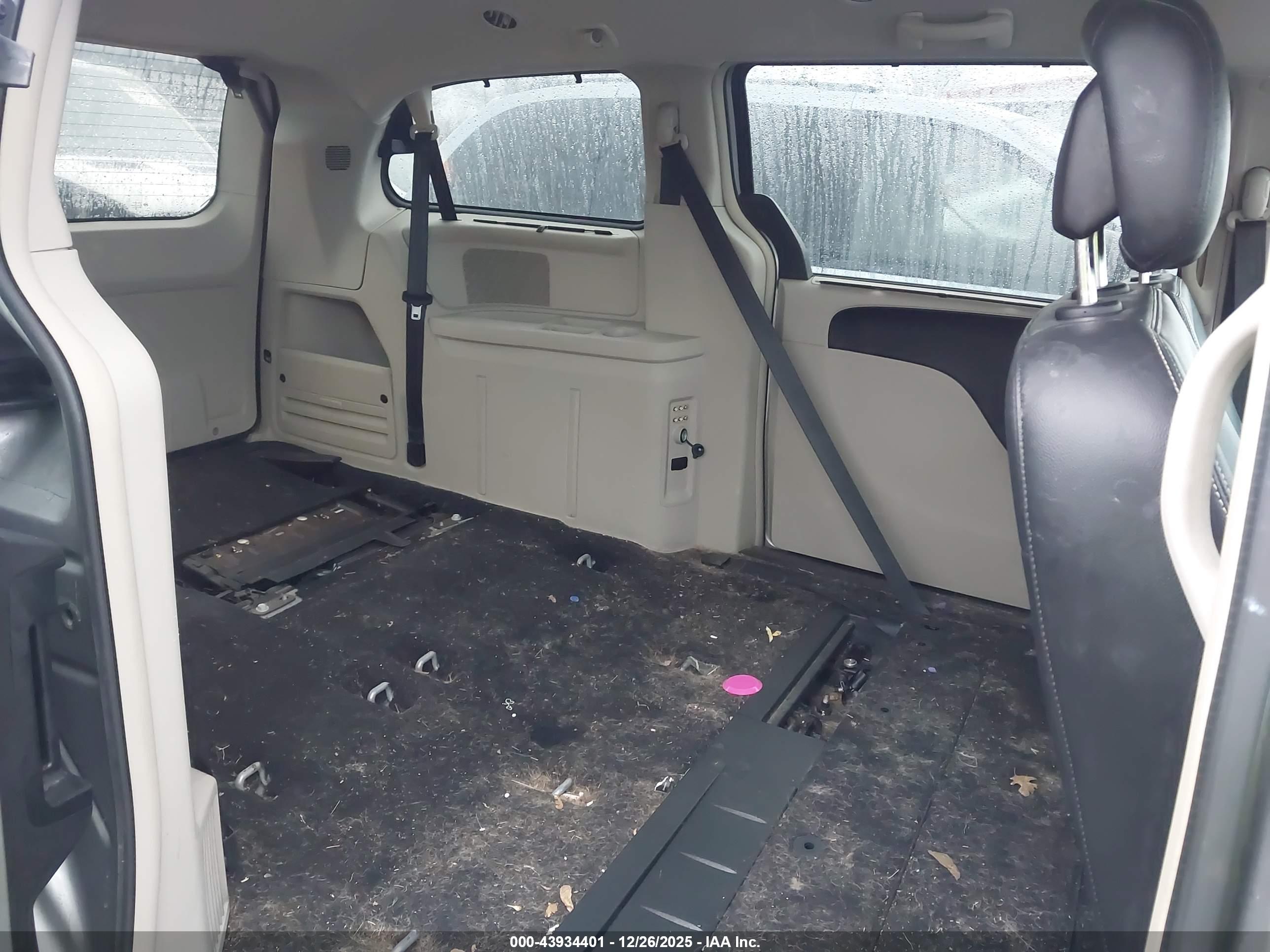CHRYSLER TOWN image 8