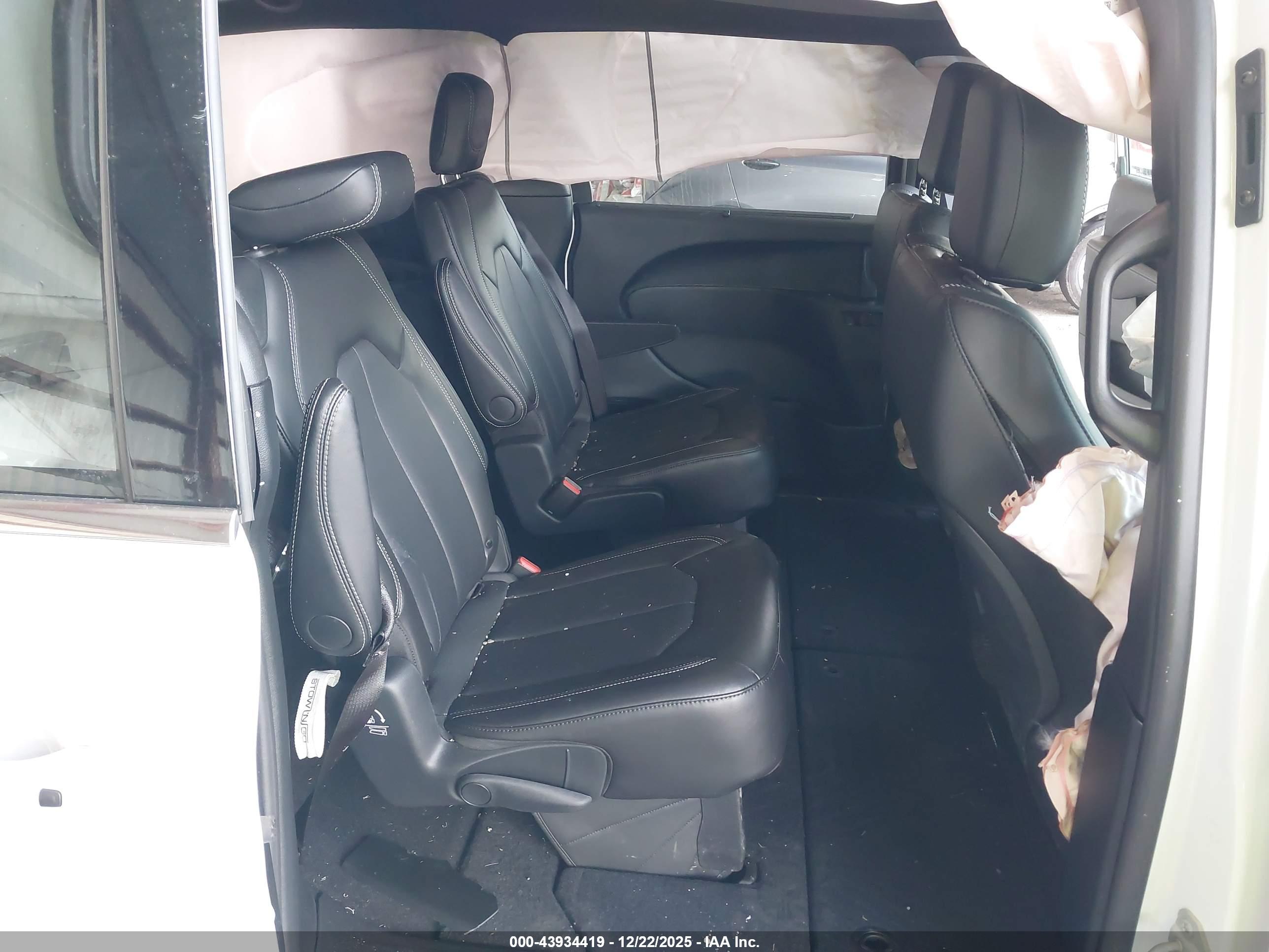 CHRYSLER VOYAGER image 8