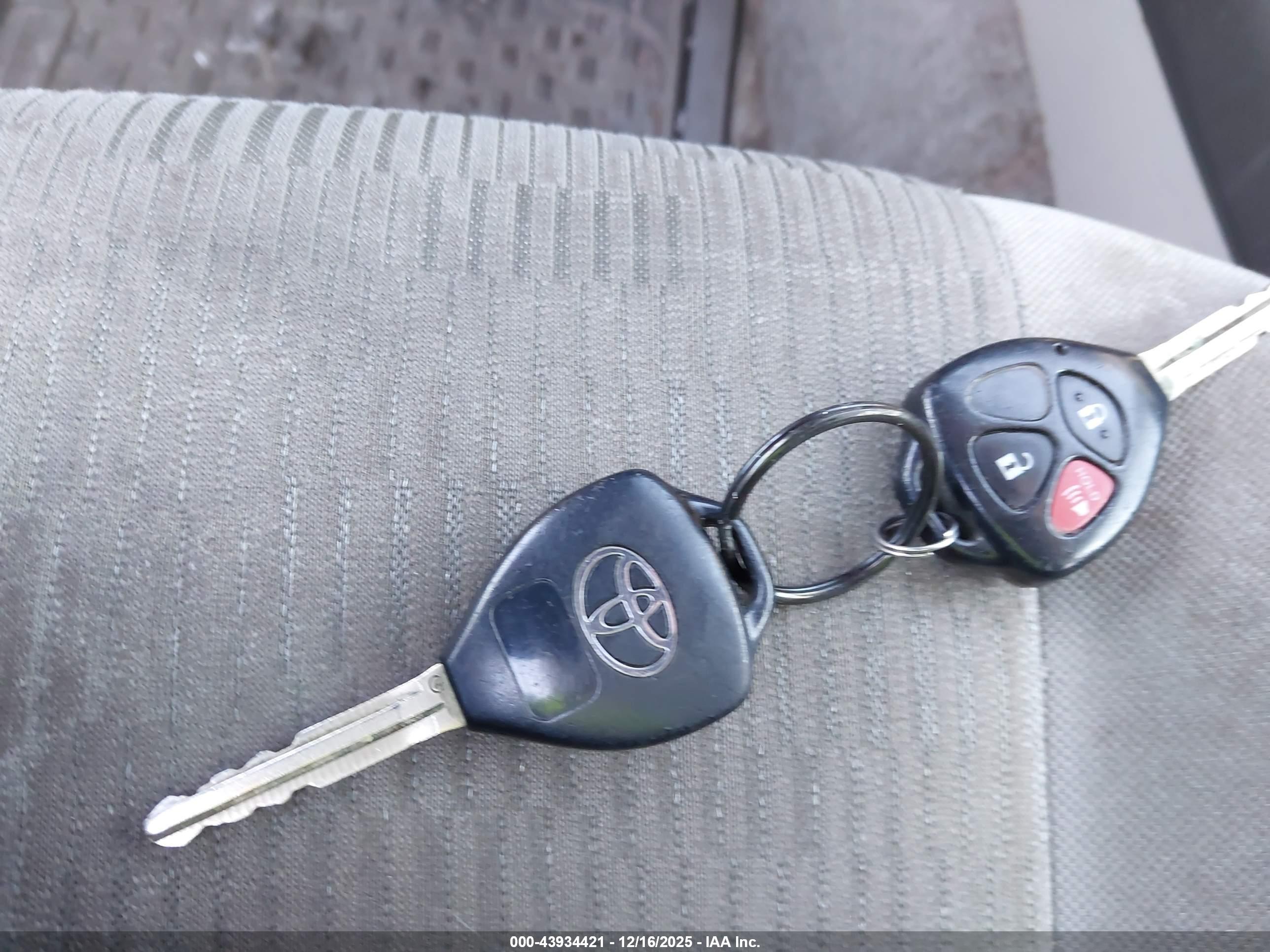 TOYOTA RAV4 image 11