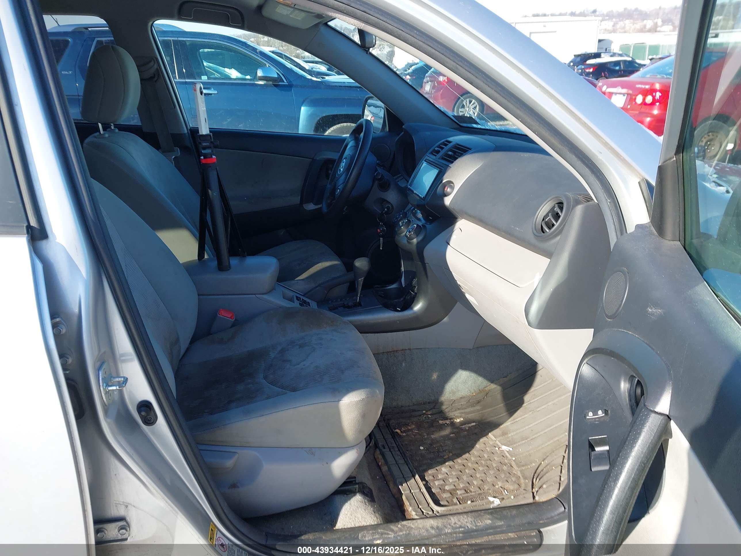 TOYOTA RAV4 image 5