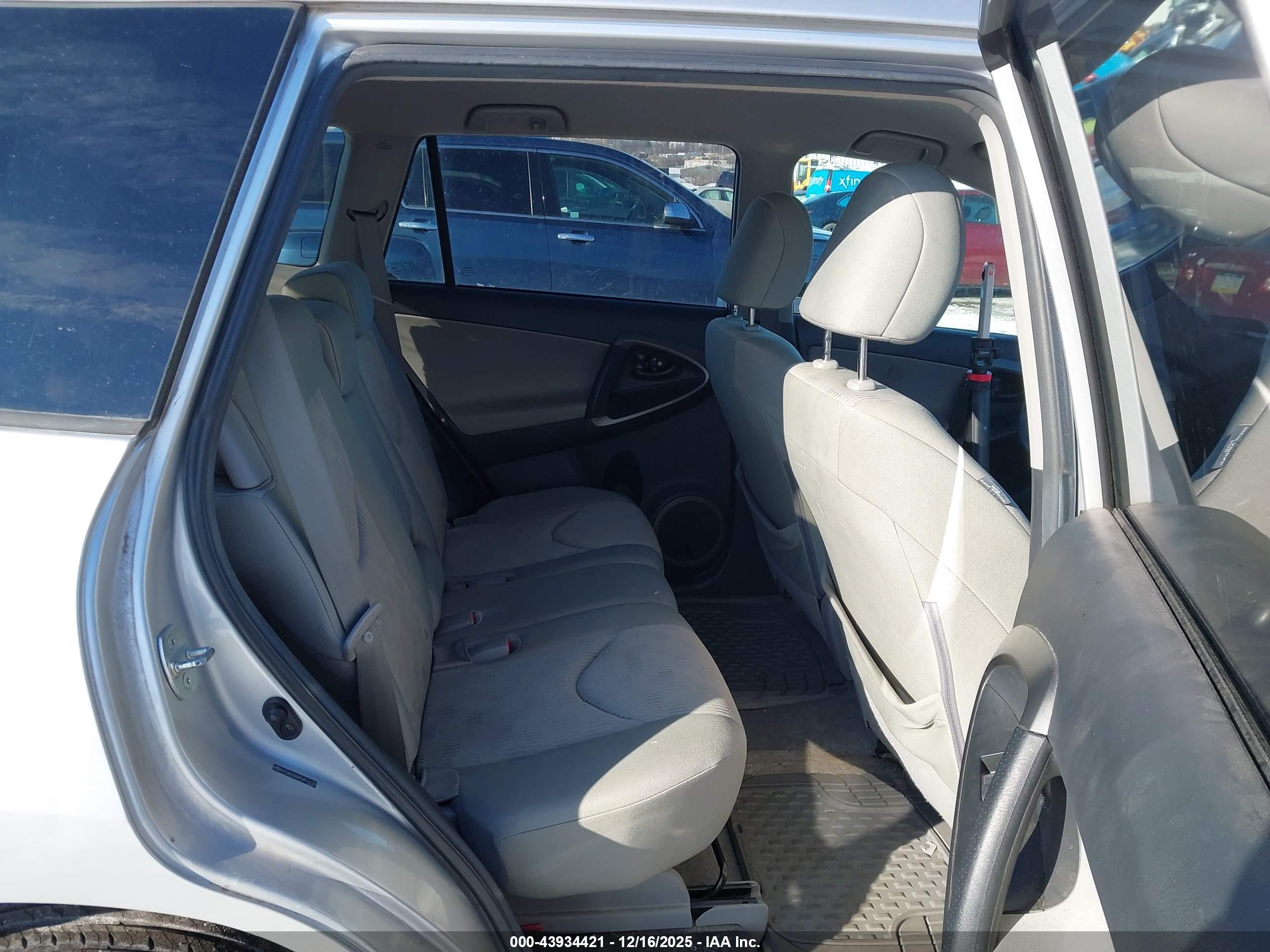 TOYOTA RAV4 image 8