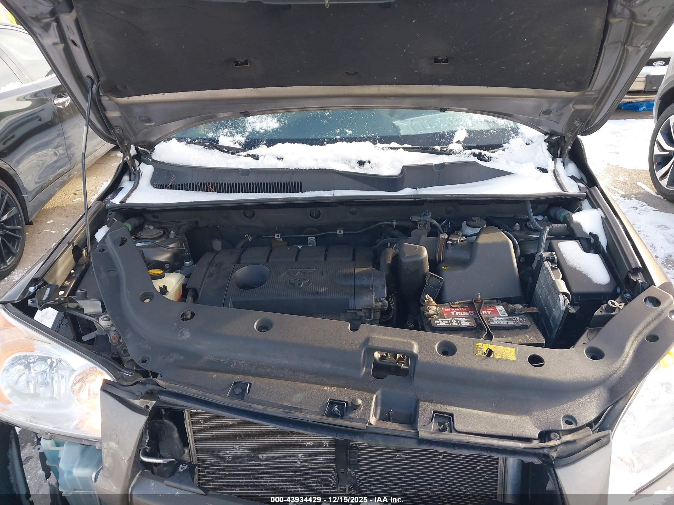 TOYOTA RAV4 image 10