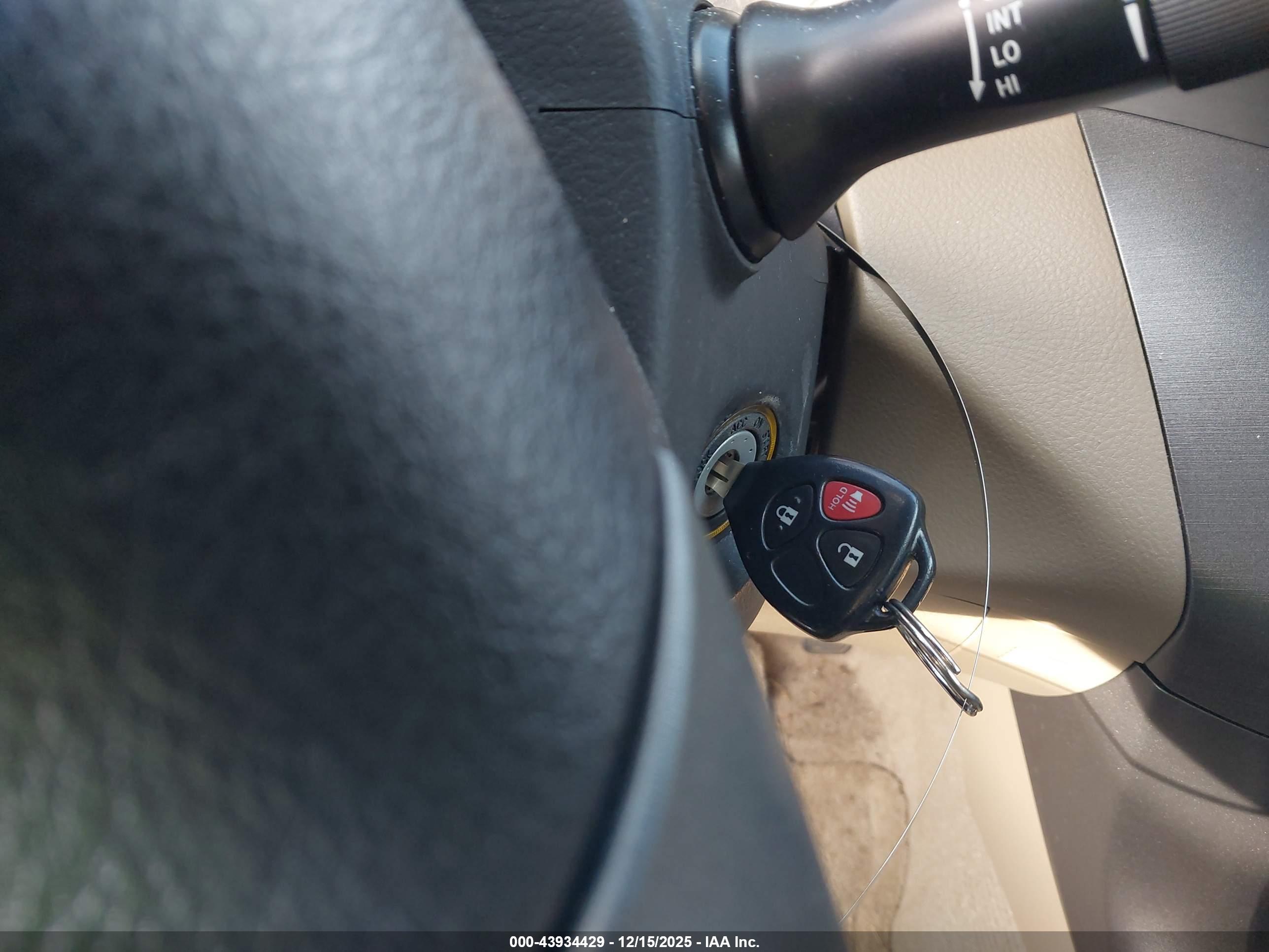 TOYOTA RAV4 image 11