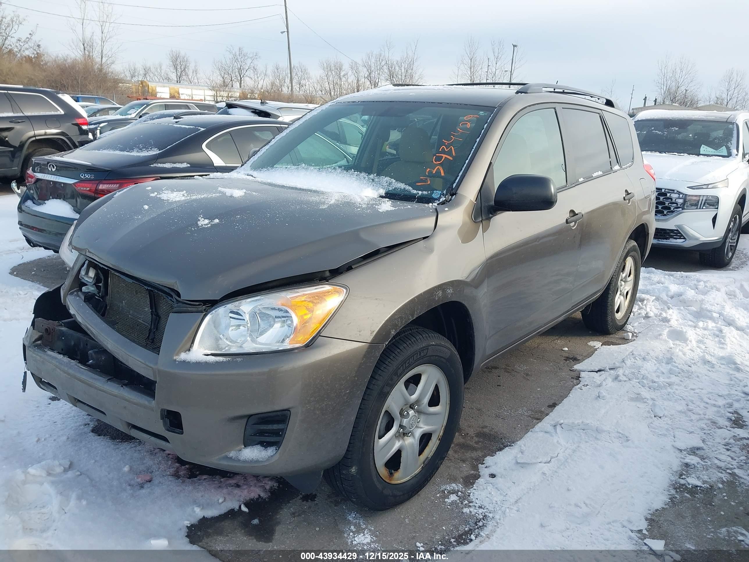 TOYOTA RAV4 image 2