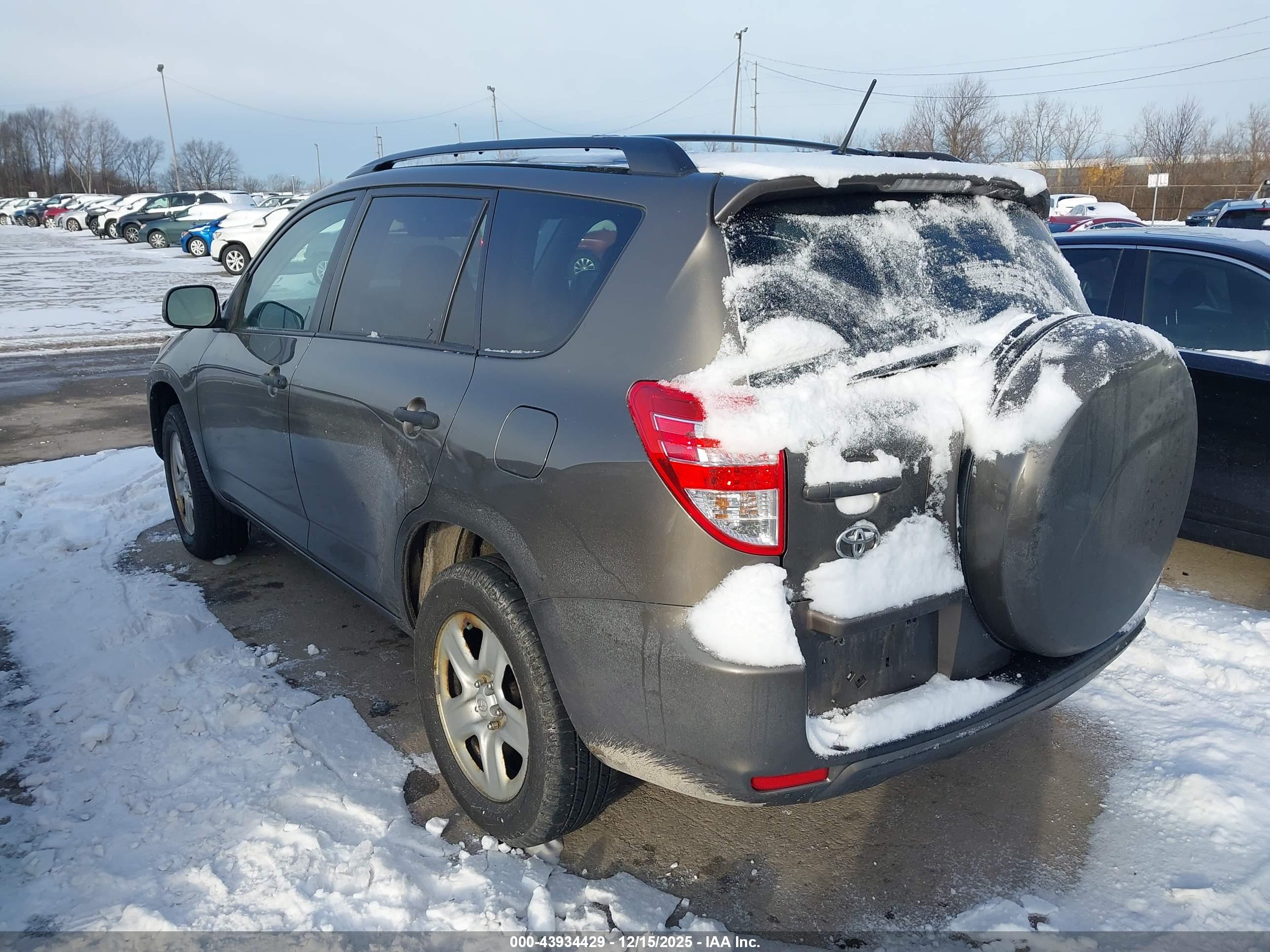 TOYOTA RAV4 image 3