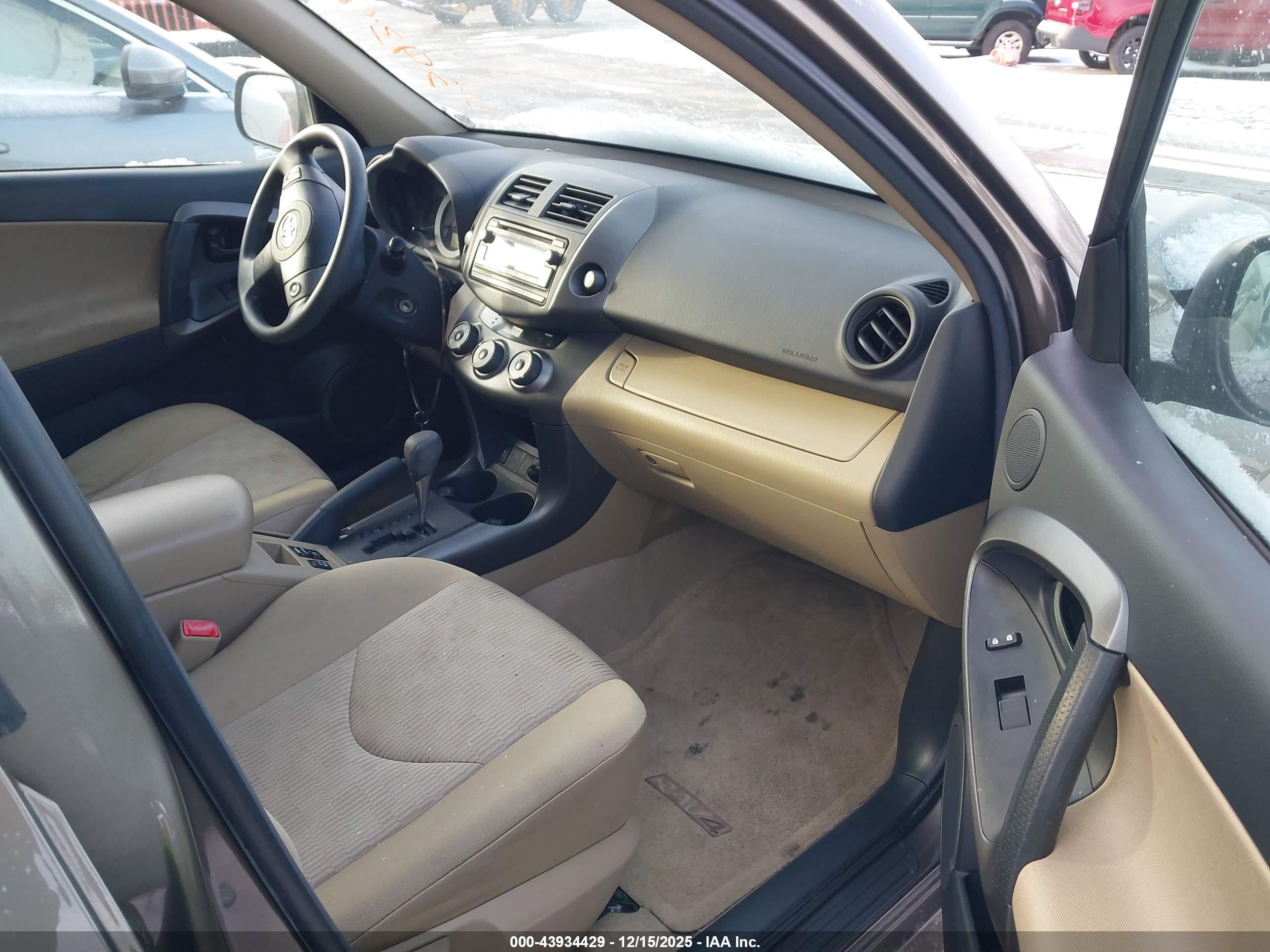 TOYOTA RAV4 image 5