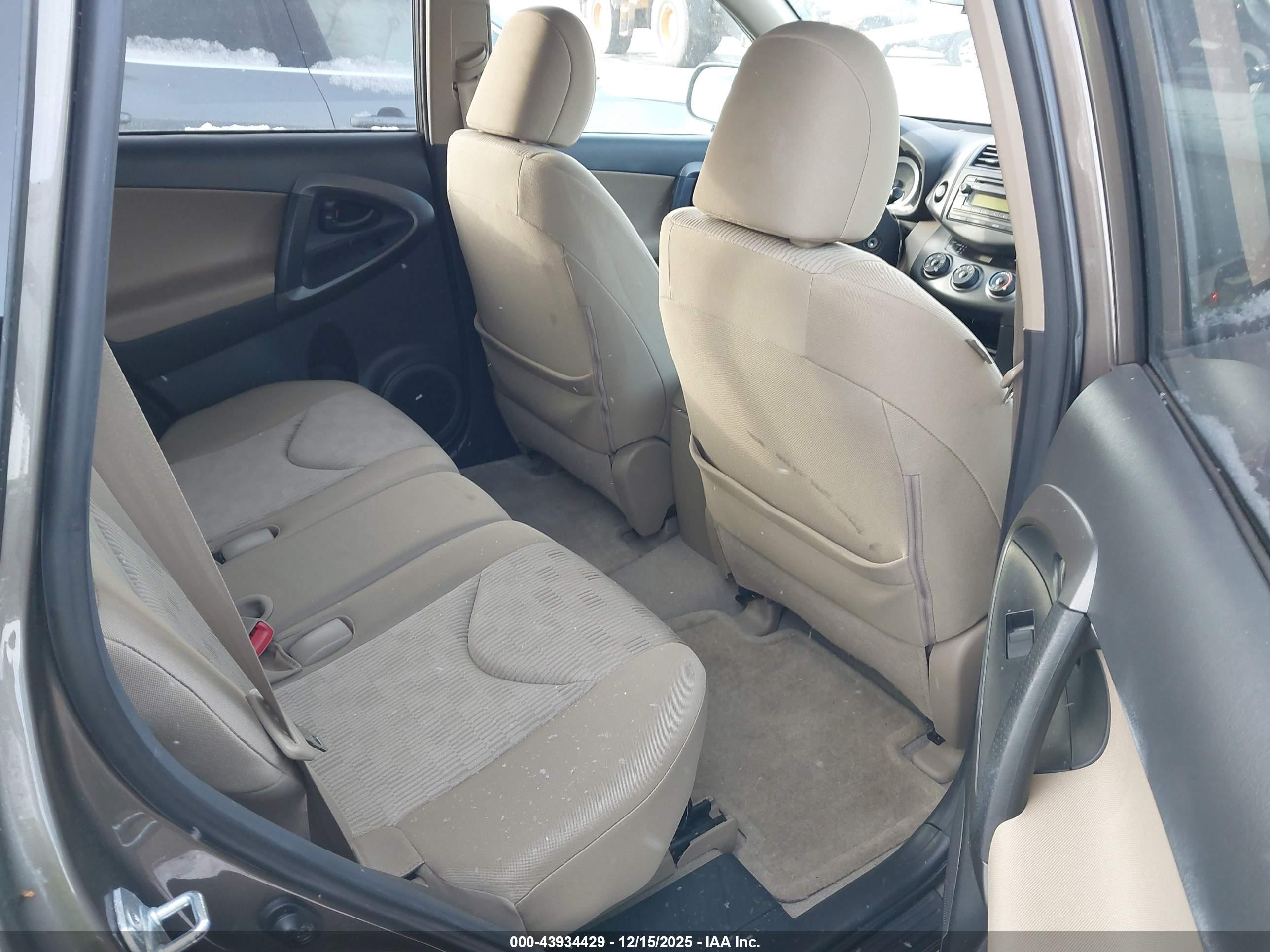 TOYOTA RAV4 image 8