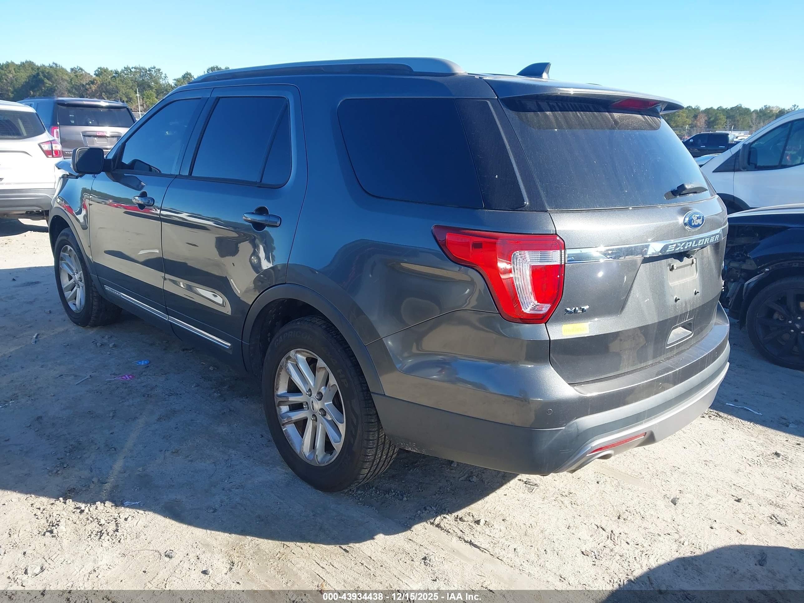FORD EXPLORER image 3