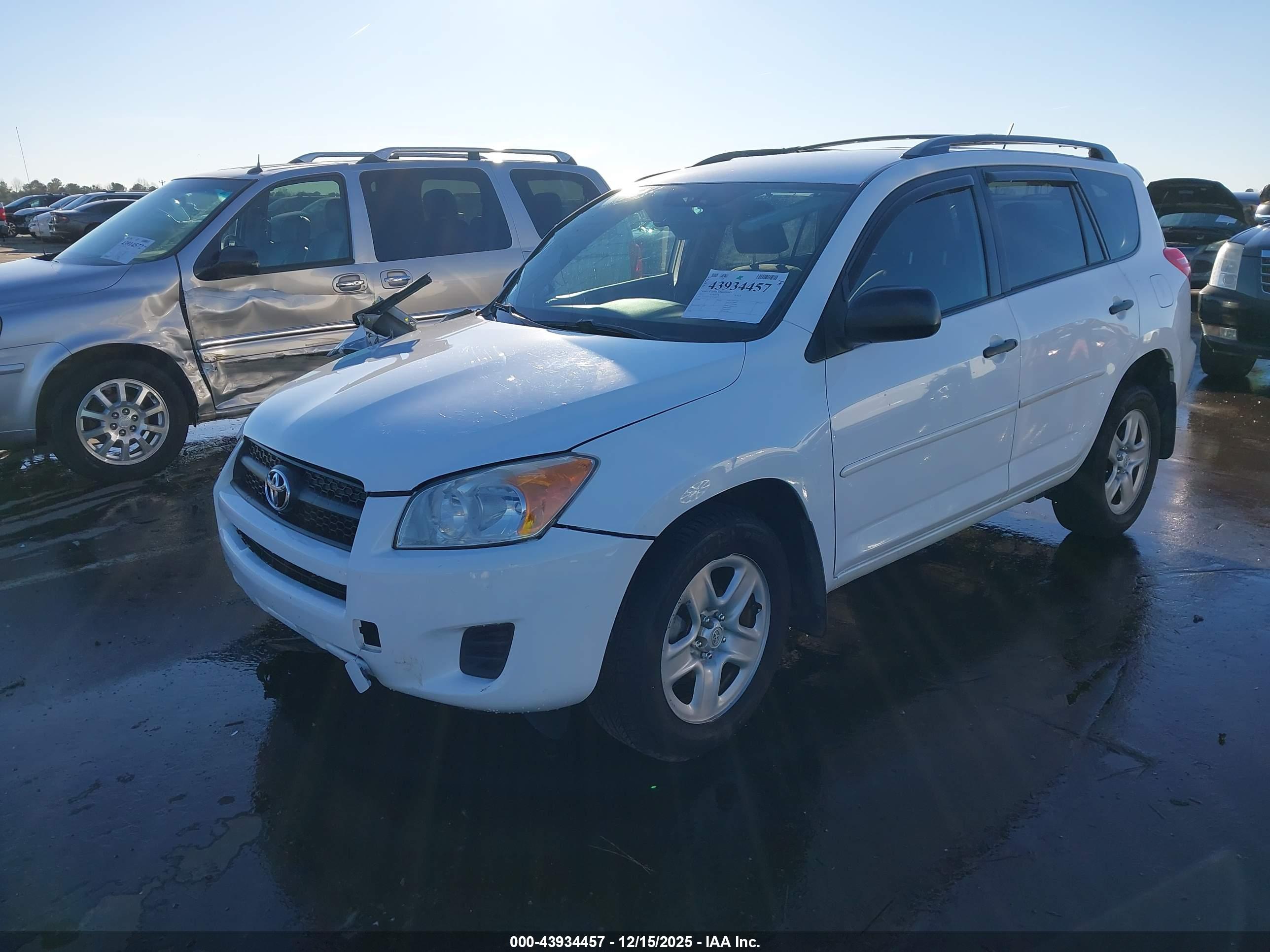 TOYOTA RAV4 image 2