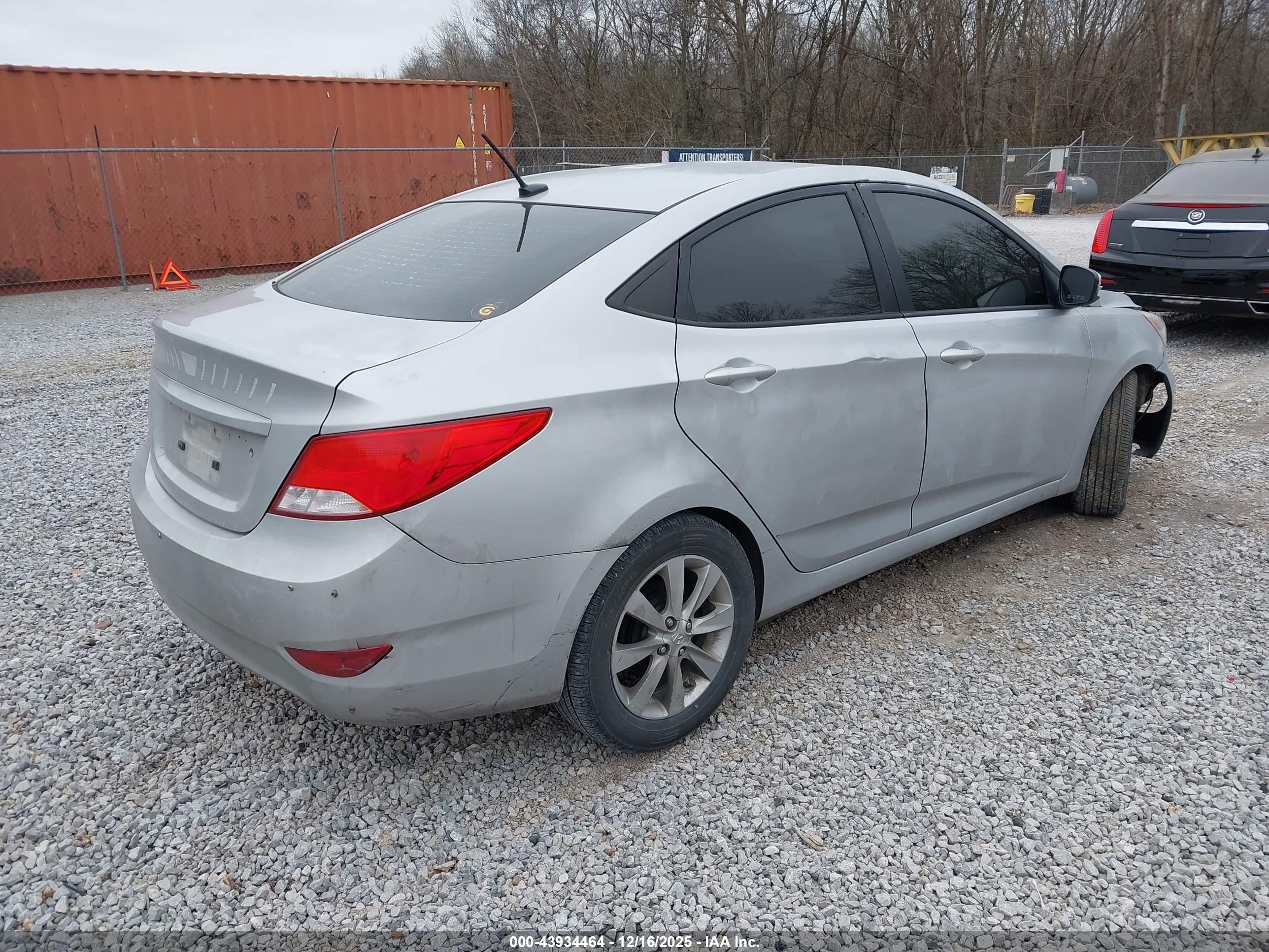 HYUNDAI ACCENT image 4