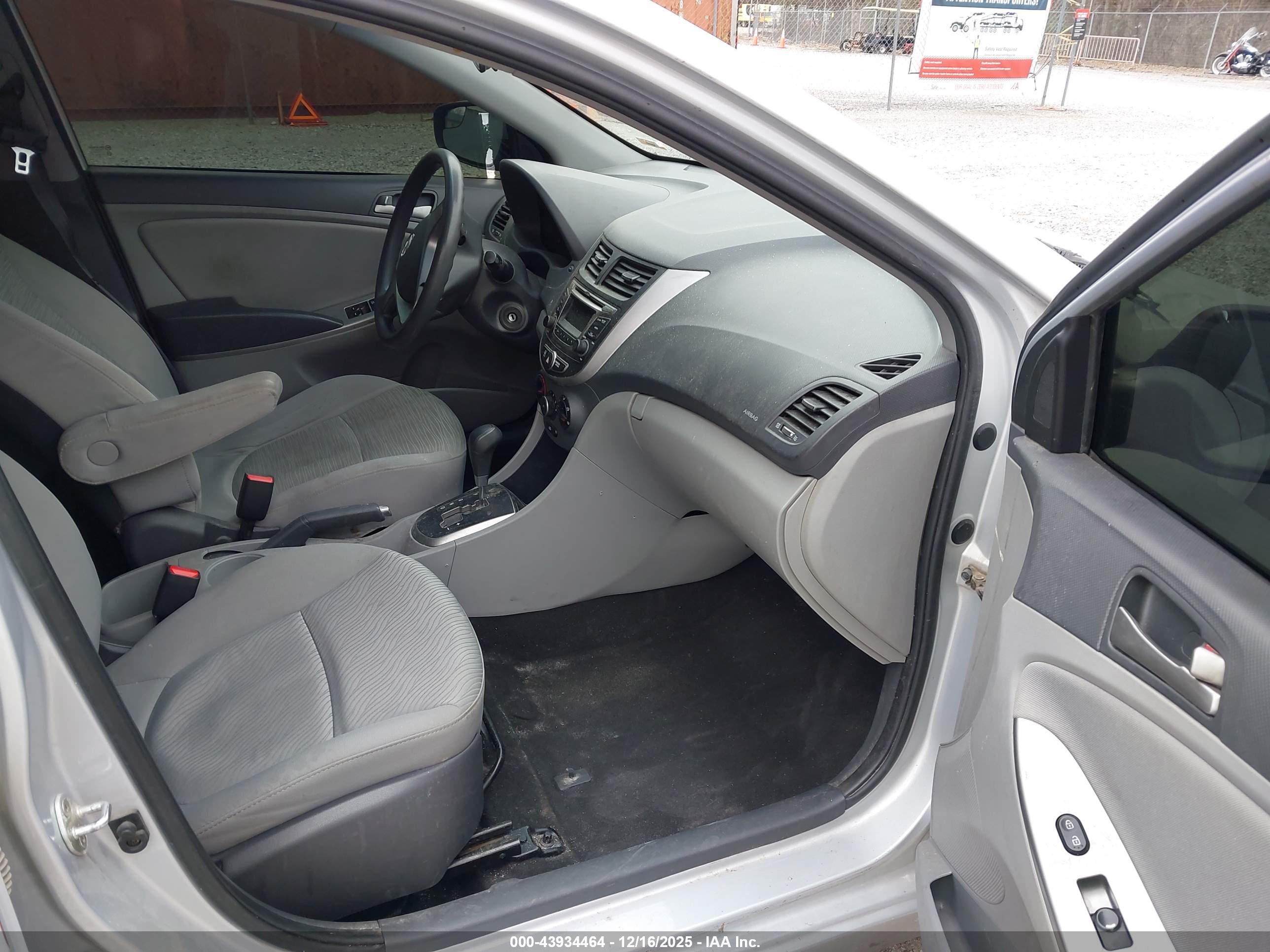 HYUNDAI ACCENT image 5