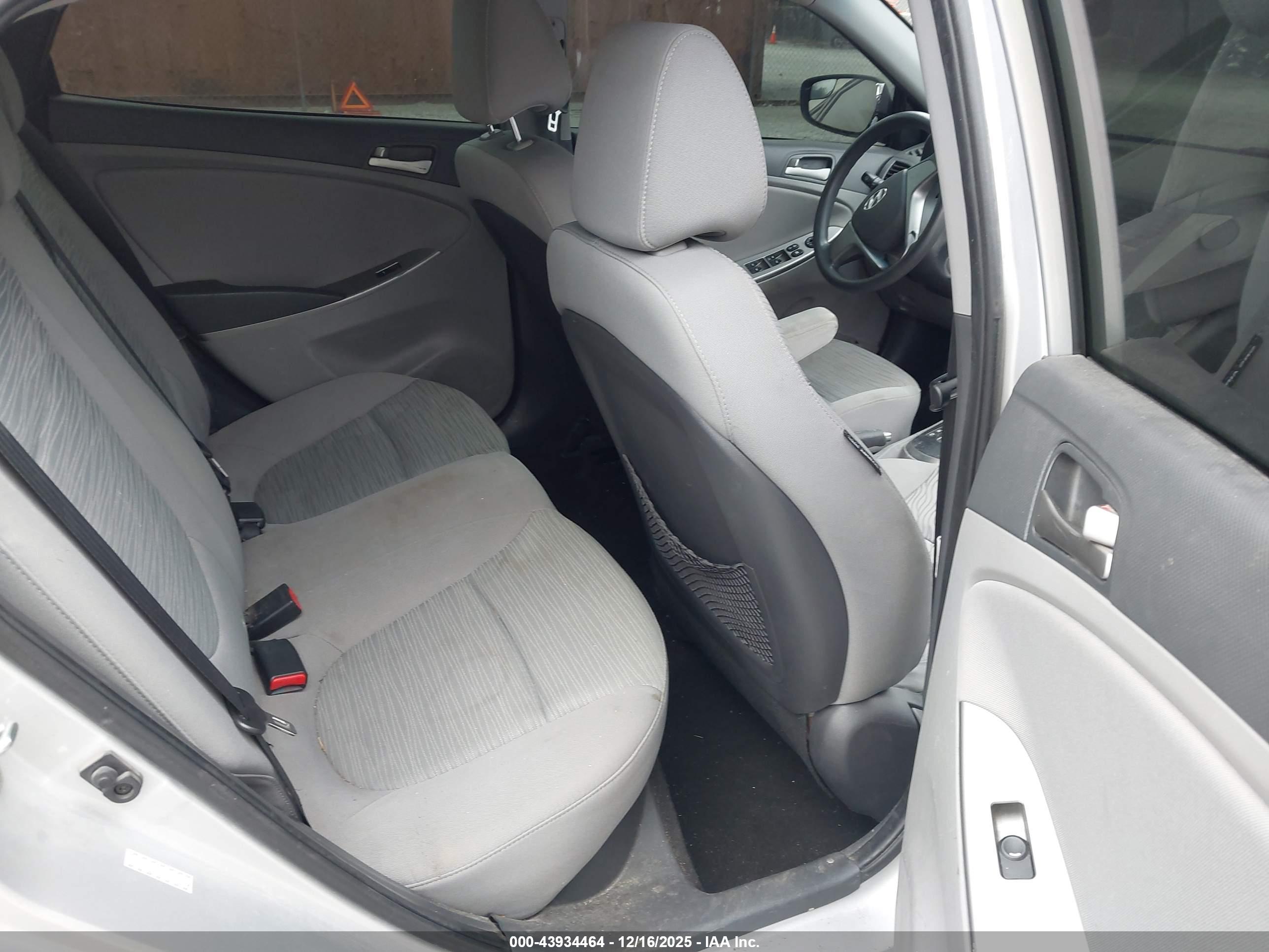 HYUNDAI ACCENT image 8