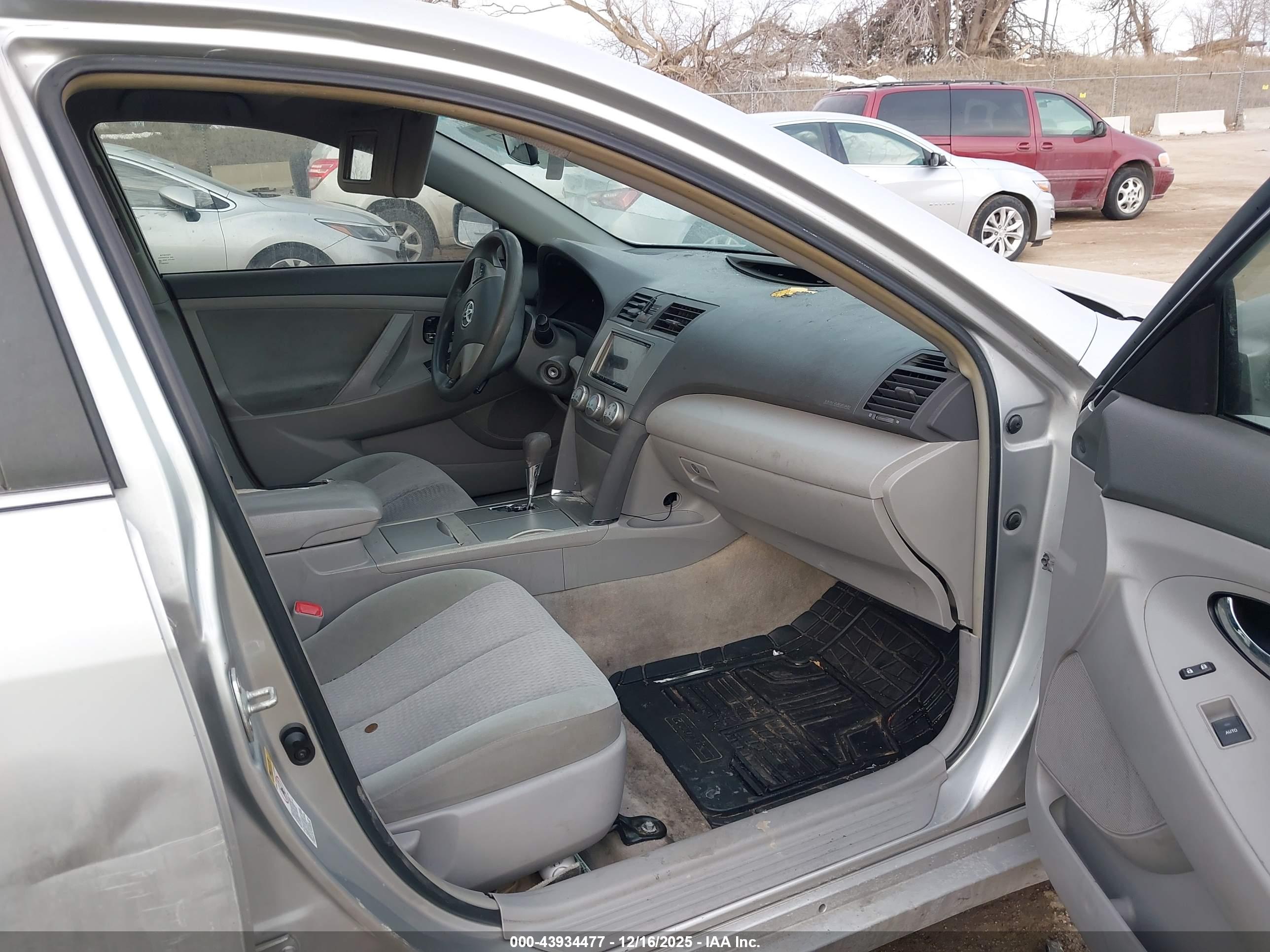 TOYOTA CAMRY image 5