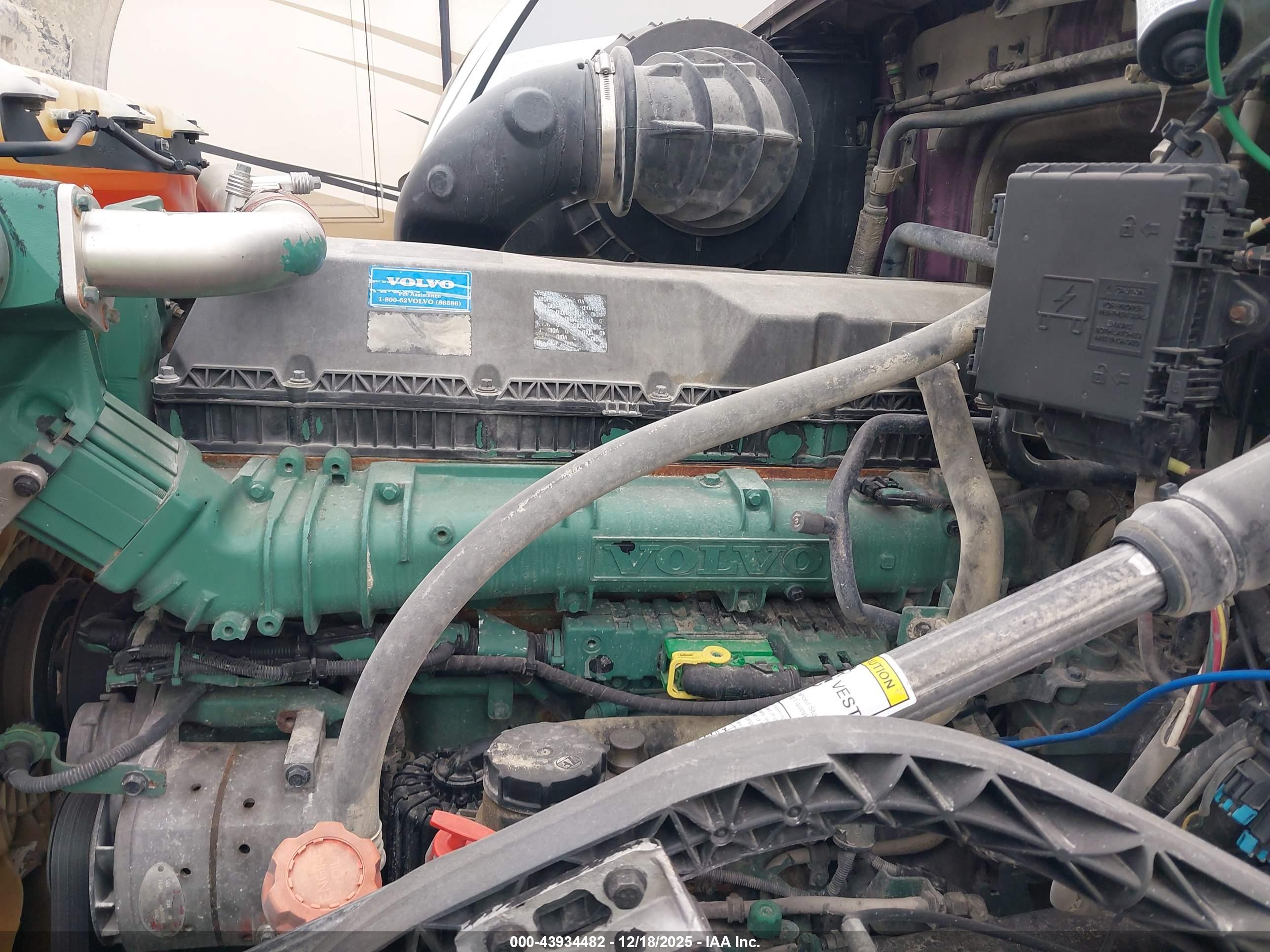 VOLVO VN image 10