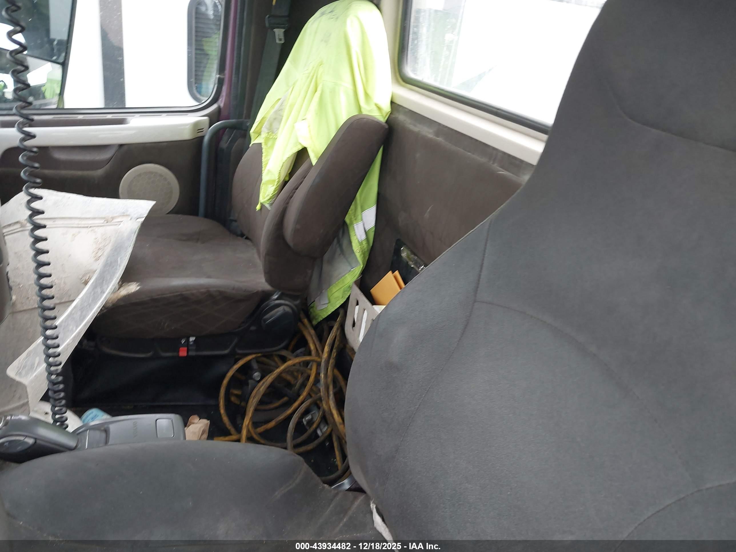 VOLVO VN image 7