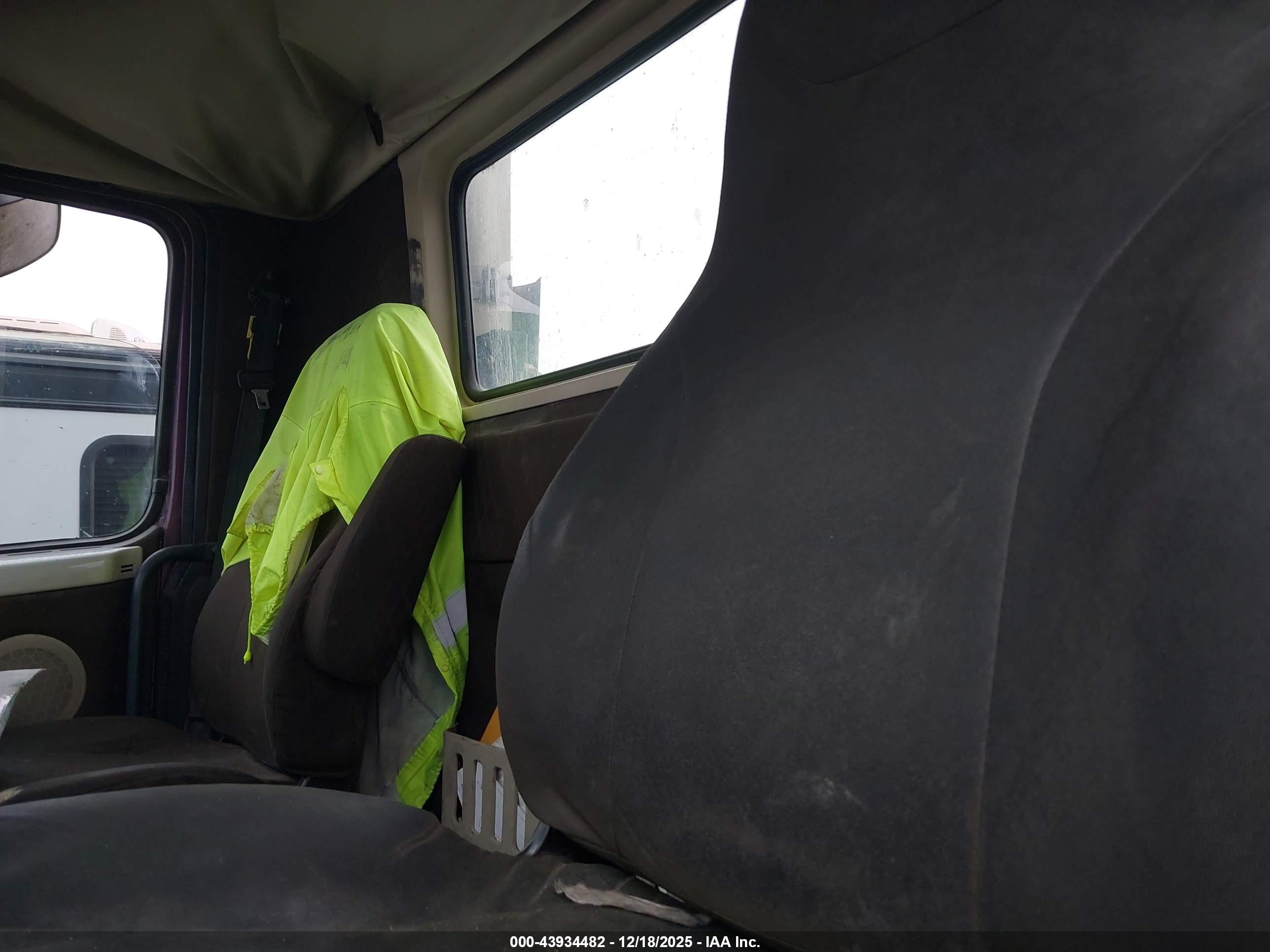 VOLVO VN image 8